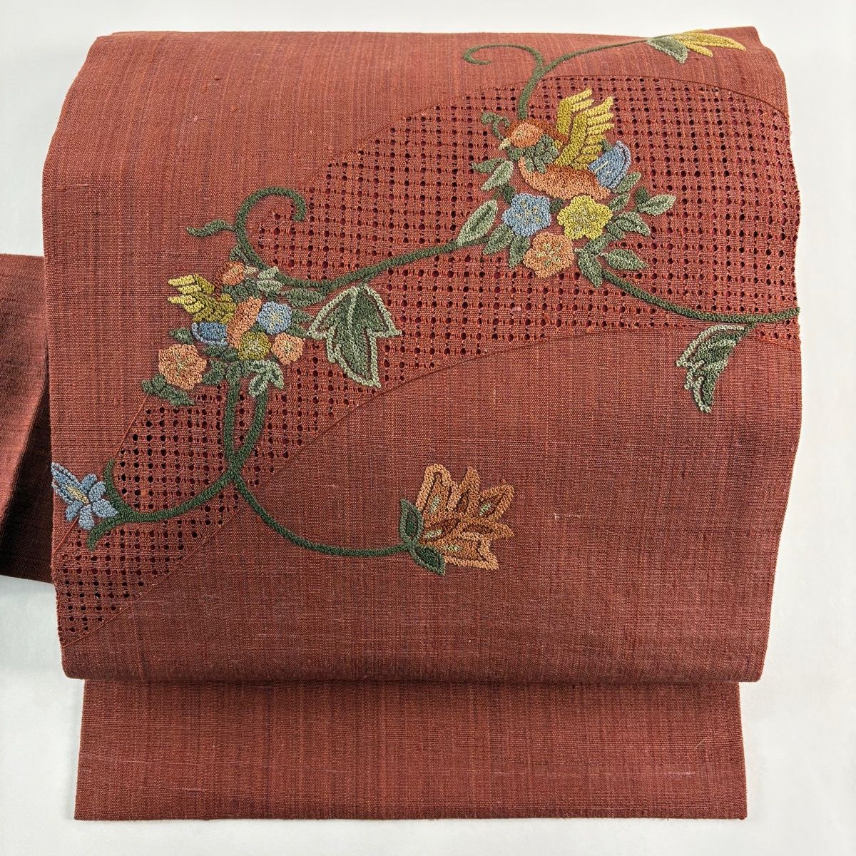 名古屋帯 秀品 紬地 草花 花唐草 相良刺繍 汕頭刺繍 茶色 正絹(仕立て