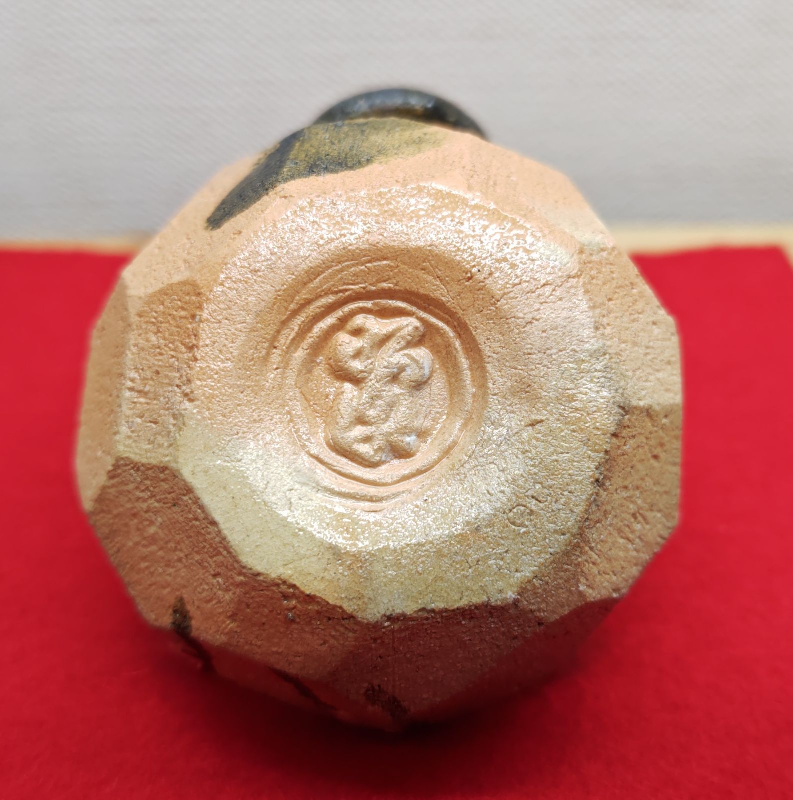 逢絢亭・新品】茶道具 香合 楽焼 赤楽 乾山 槍梅の図 佐々木昭楽 共