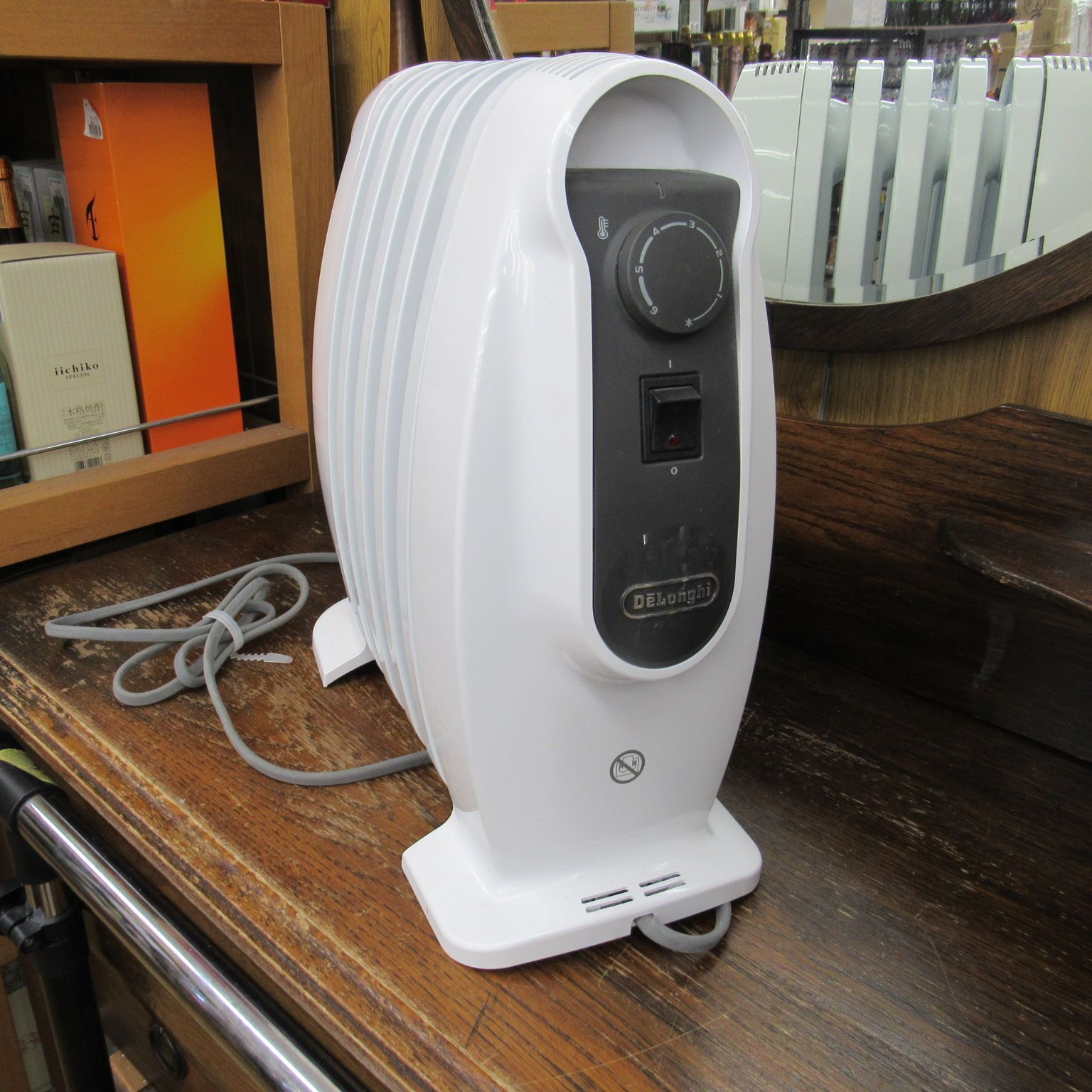 コンパクトサイズ De'Longhi デロンギ オイルヒーター NJM0505