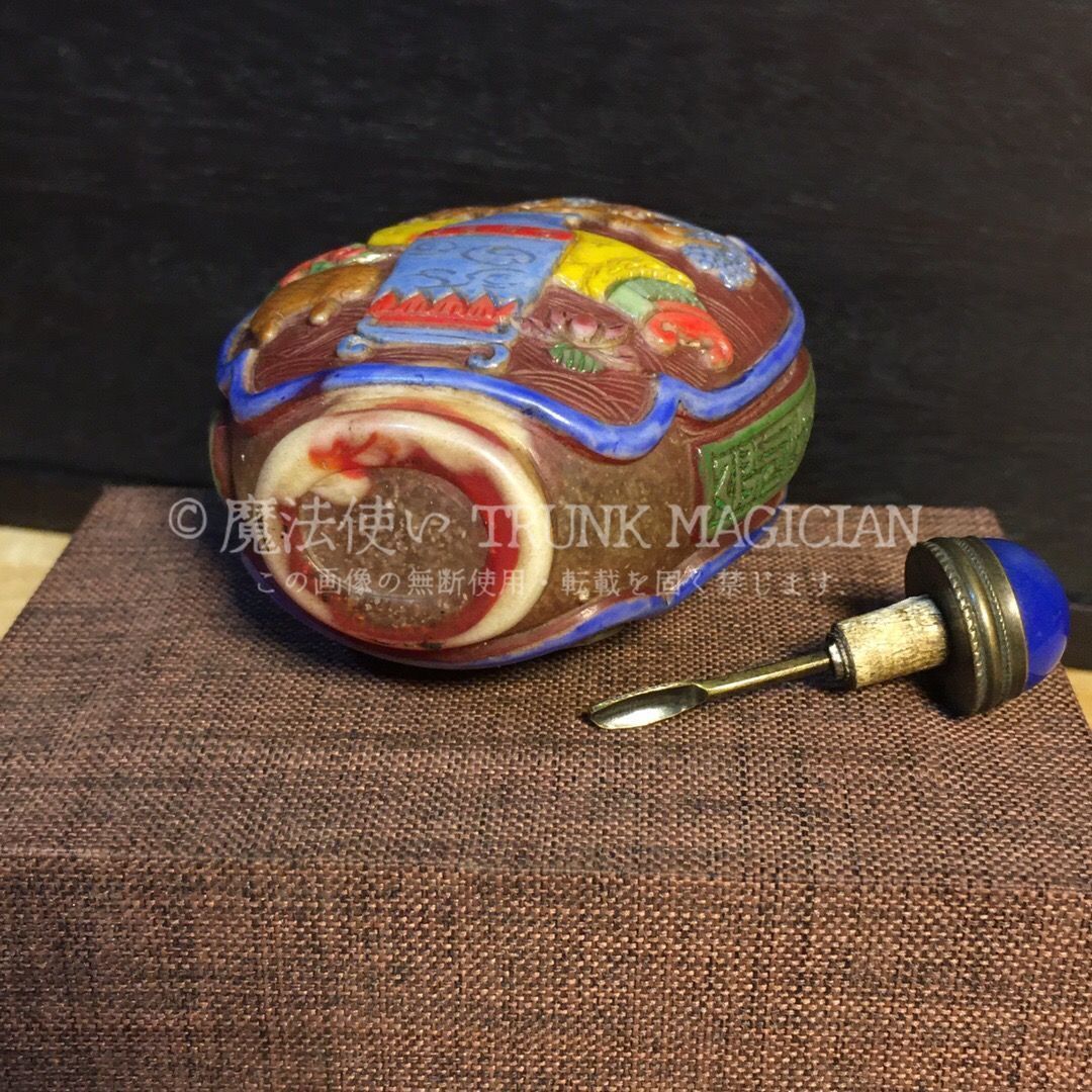 旧家蔵出し 琉璃細密彫 彩繪 招財金蟾紋 鼻煙壺 根付 裝身具 書道品