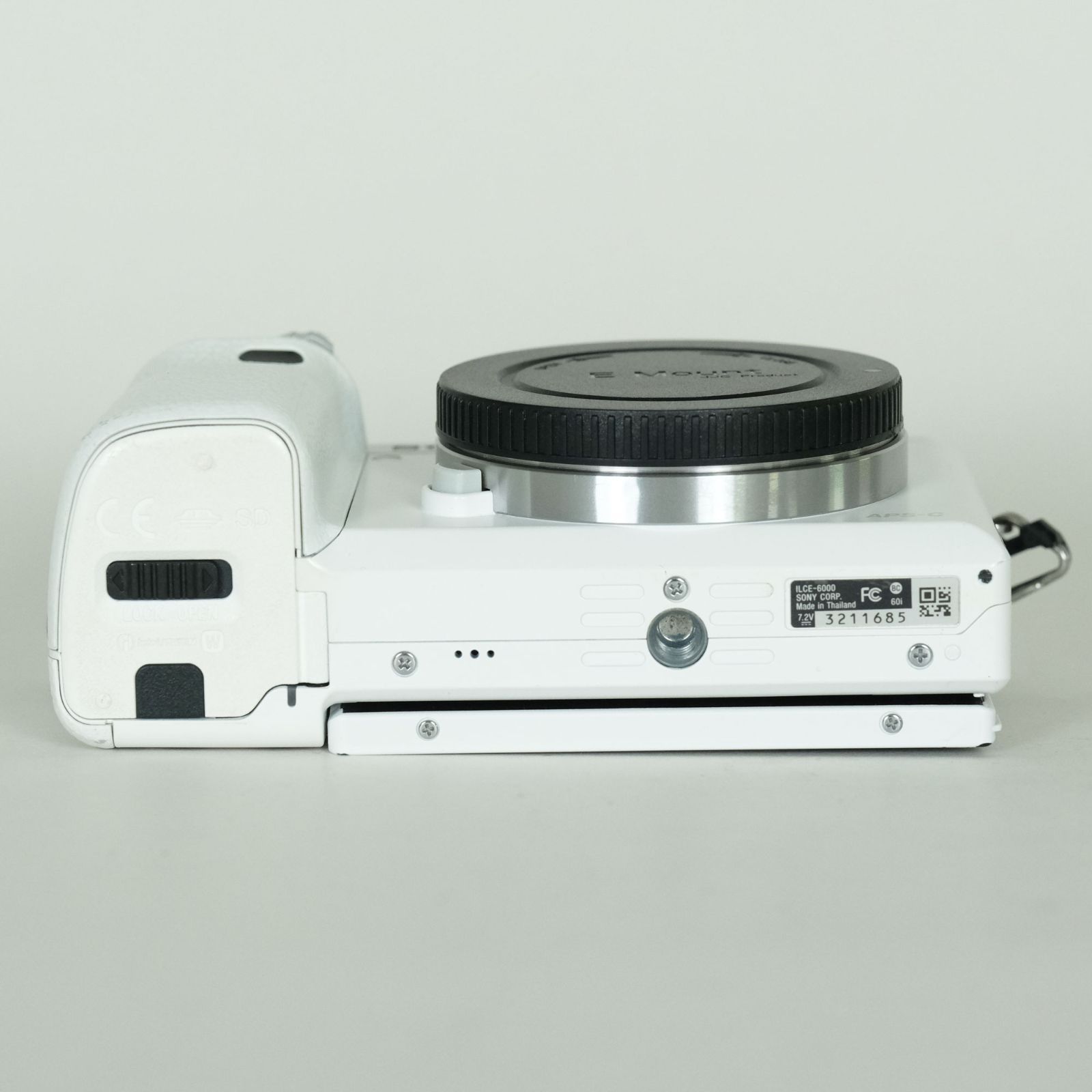 美品】SONY α6000 ホワイトシャッター回数は約1,000 美品】SONY α6000