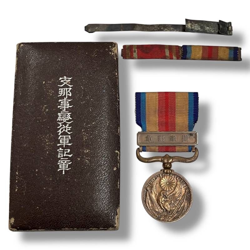 60]251216-8521-4325 SA300 勲八等白色桐葉章 旧日本軍 勲章 箱付き