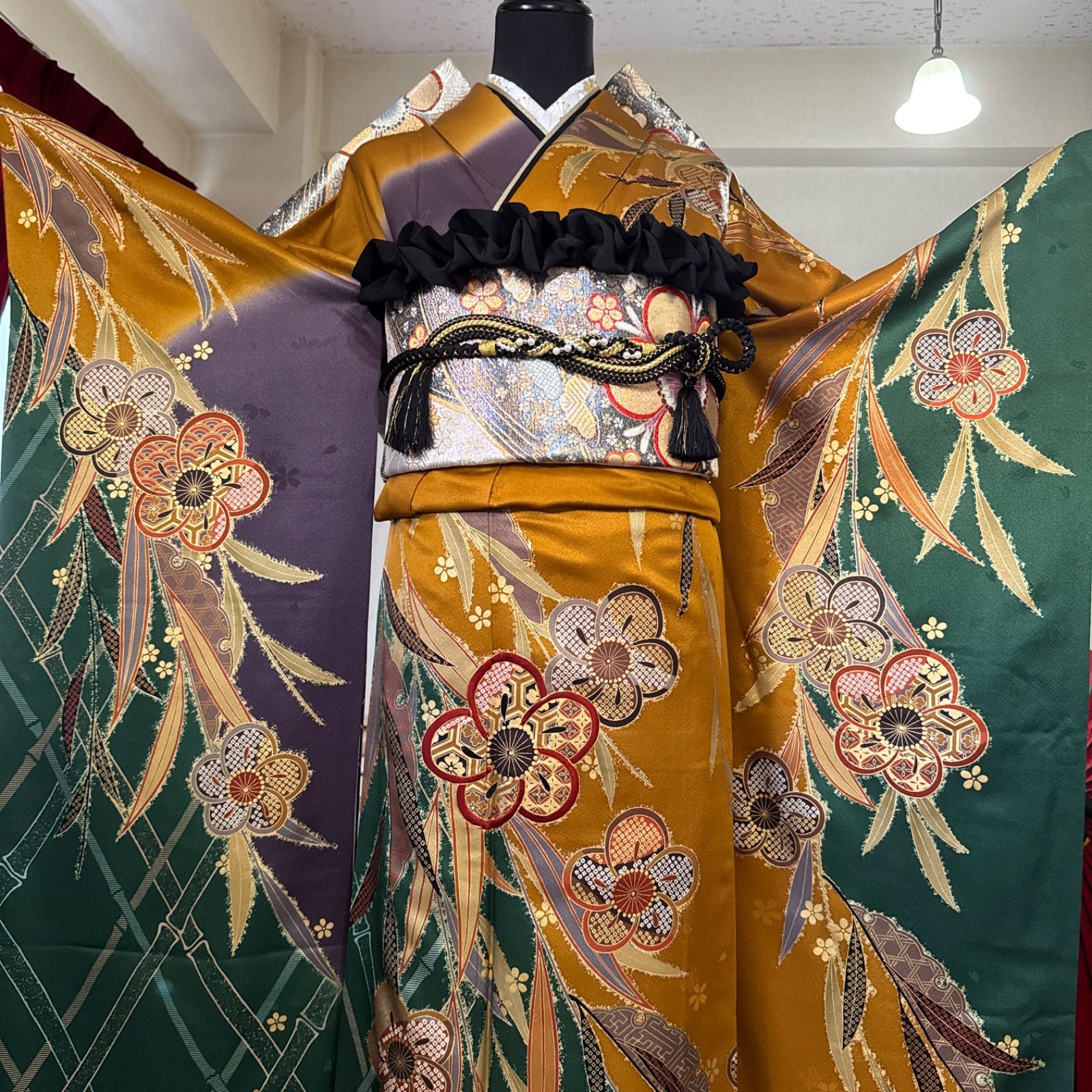 豪華振袖セット(4点)・袋帯・半衿・重ね衿・古典柄・金駒刺繍・刺繍