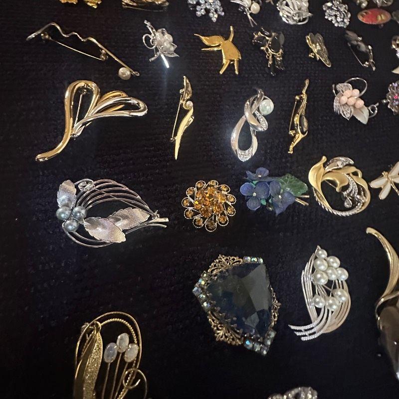 vintage】ブローチ まとめ売り 大量 150点+おまけ GT-BR57 - メルカリ