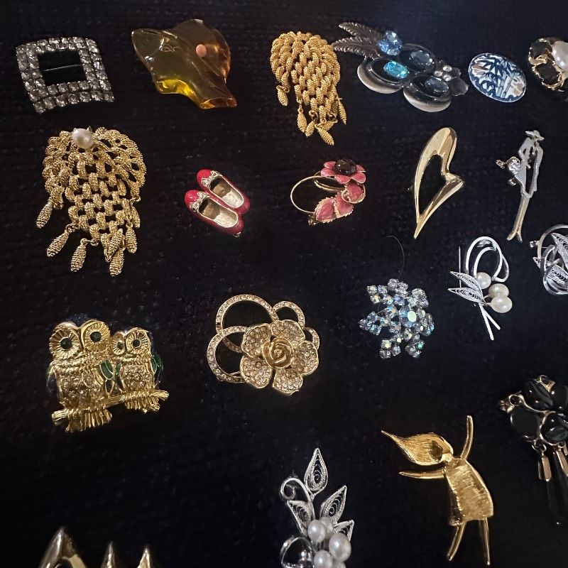 vintage】ブローチ まとめ売り 大量 150点+おまけ GT-BR57 - メルカリ