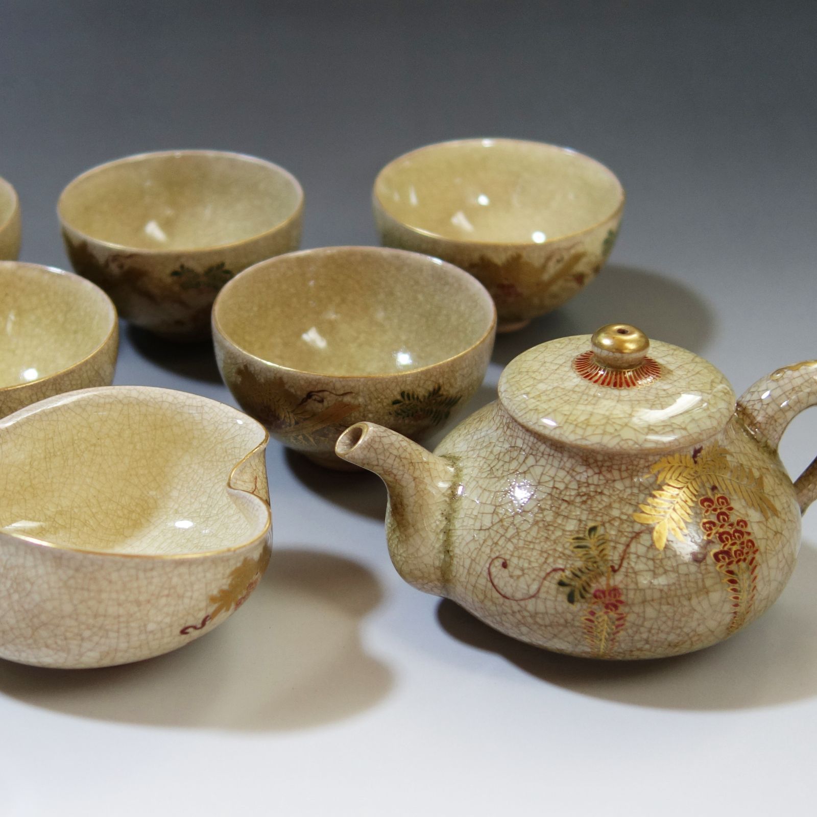 骨董逸品 【薩摩焼 平岡製 色絵金襴手 檜扇鶴藤紋 煎茶碗急須セット