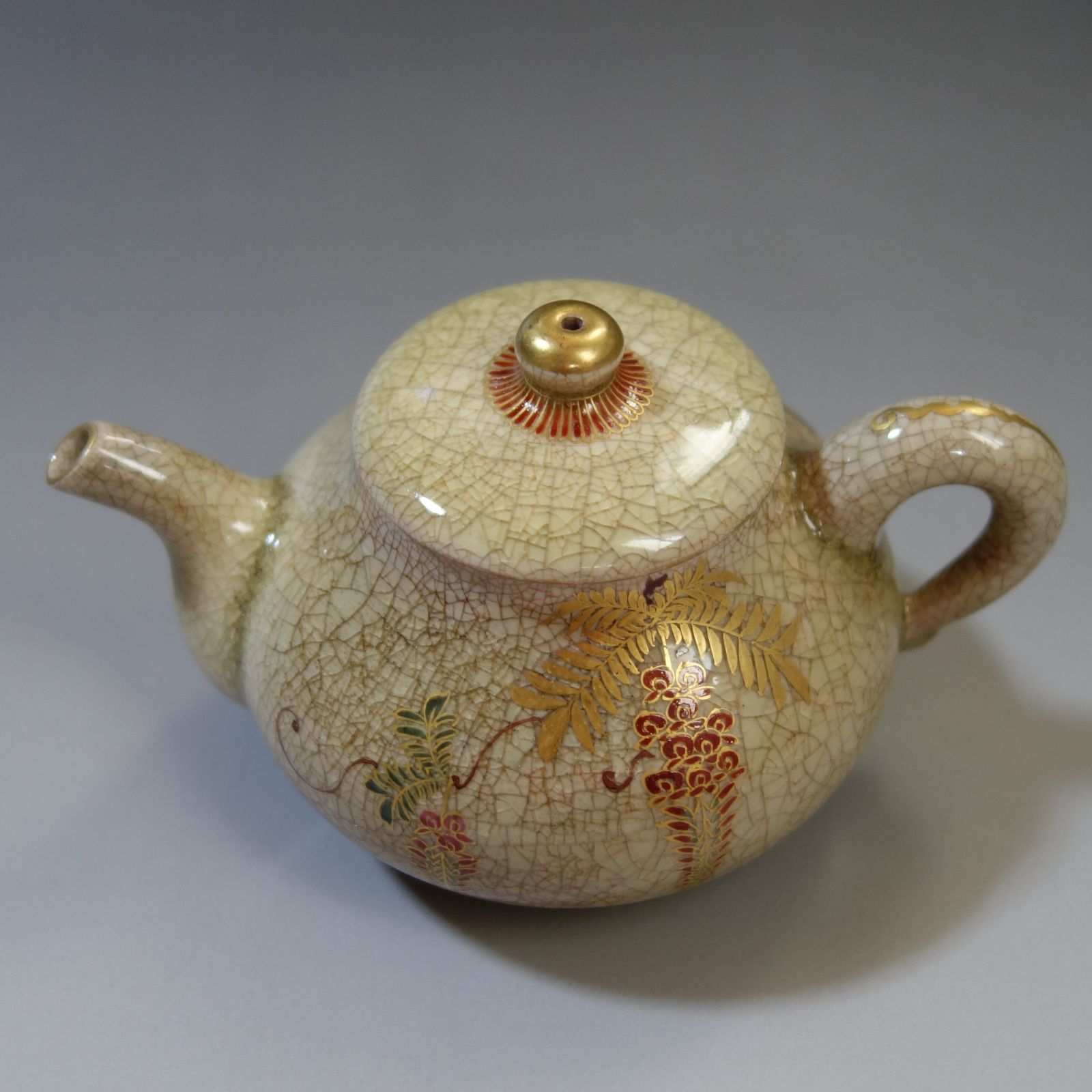 骨董逸品 【薩摩焼 平岡製 色絵金襴手 檜扇鶴藤紋 煎茶碗急須セット