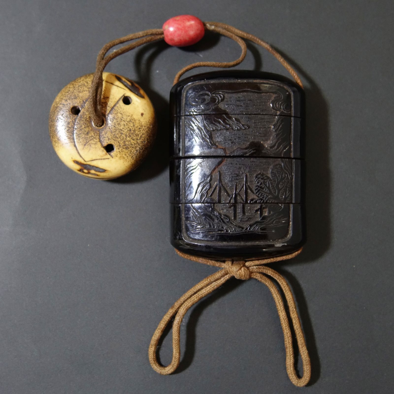 骨董逸品【中国山水図 印籠 堆黒 ／ 寿老人 根付 古骨彫刻】 漆器 印籠