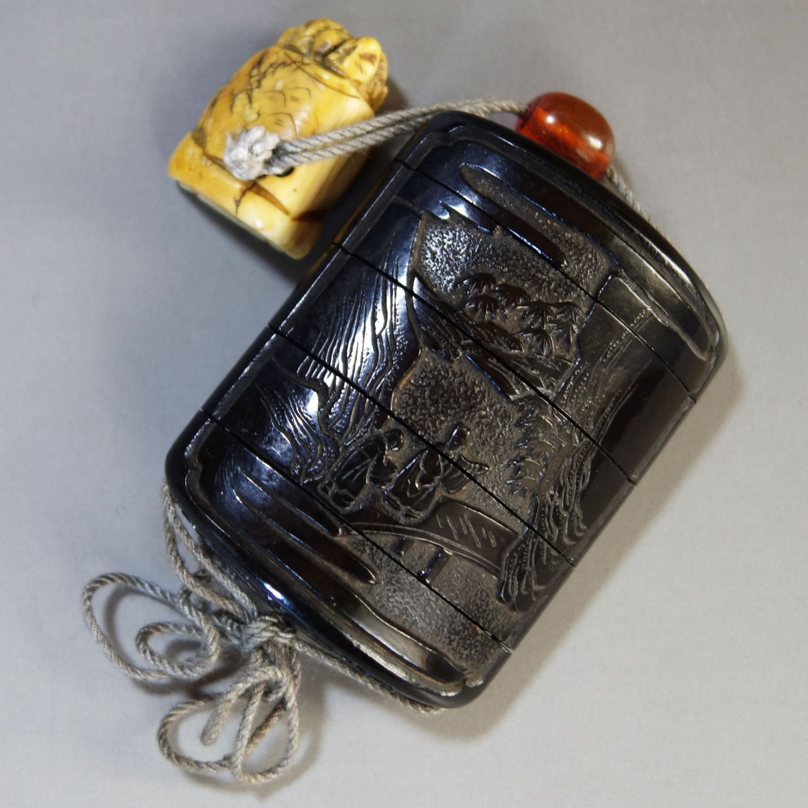骨董逸品【中国山水図 印籠 堆黒 ／ 牙 彫刻 肩車の奴髷人物 根付