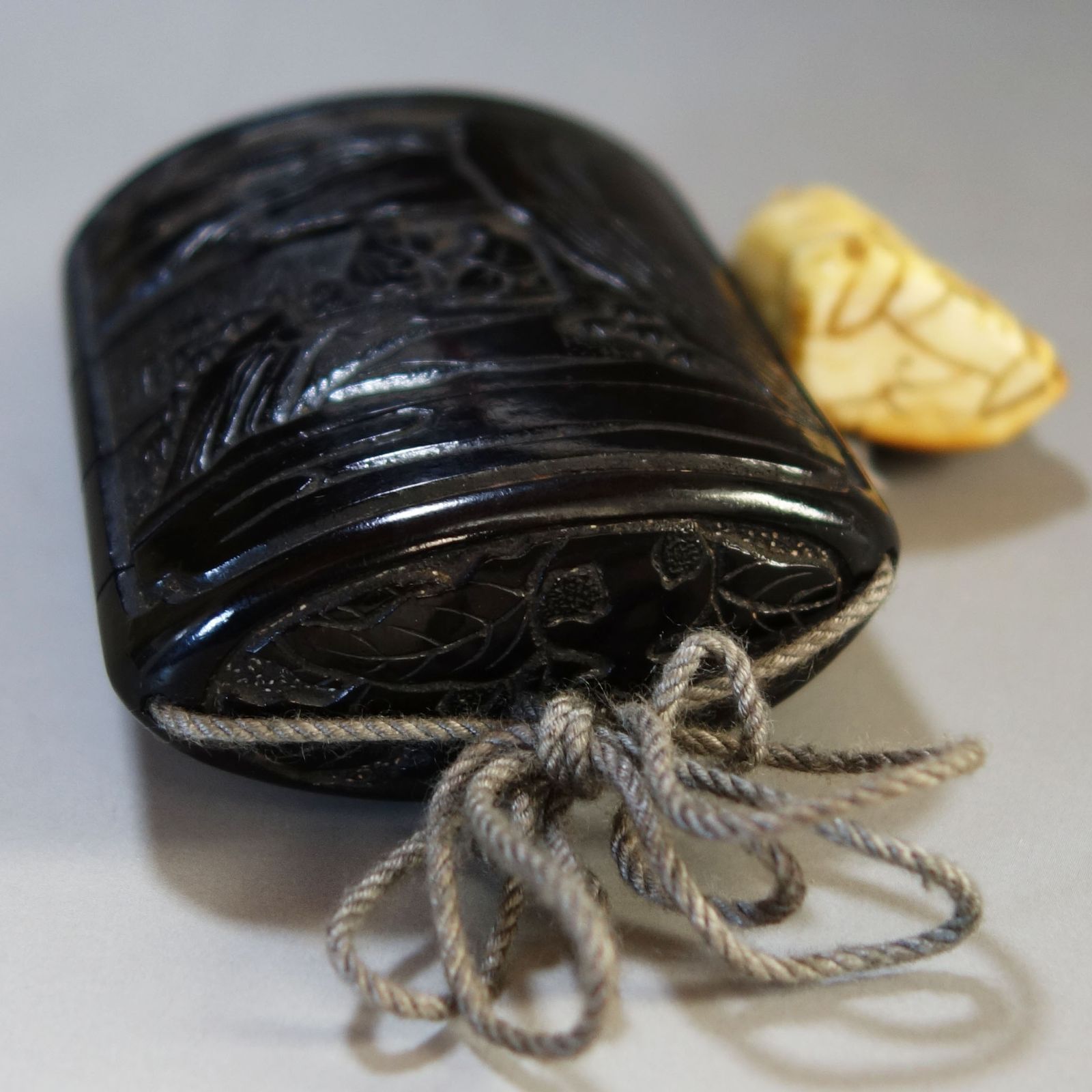 骨董逸品【中国山水図 印籠 堆黒 ／ 牙 彫刻 肩車の奴髷人物 根付