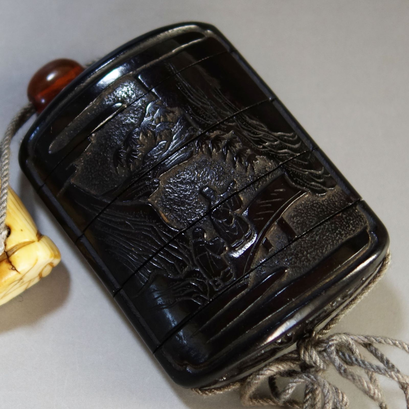 骨董逸品【中国山水図 印籠 堆黒 ／ 牙 彫刻 肩車の奴髷人物 根付