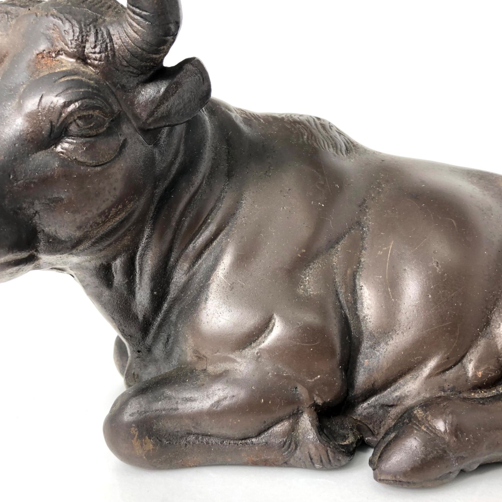 ②牛 美術工芸品「座る牛」彫刻 在銘「呂」丑 オブジェ 置物 牛 金属