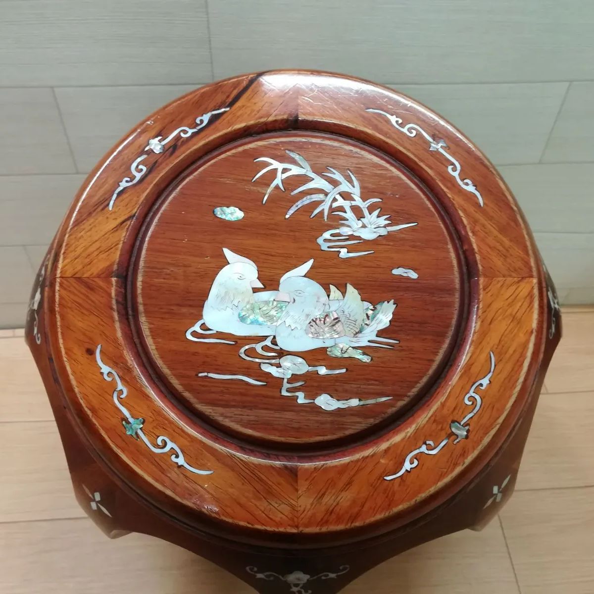 セール 木製螺鈿細工椅子 オンラインその他 - 螺鈿細工 木製丸椅子 チェア