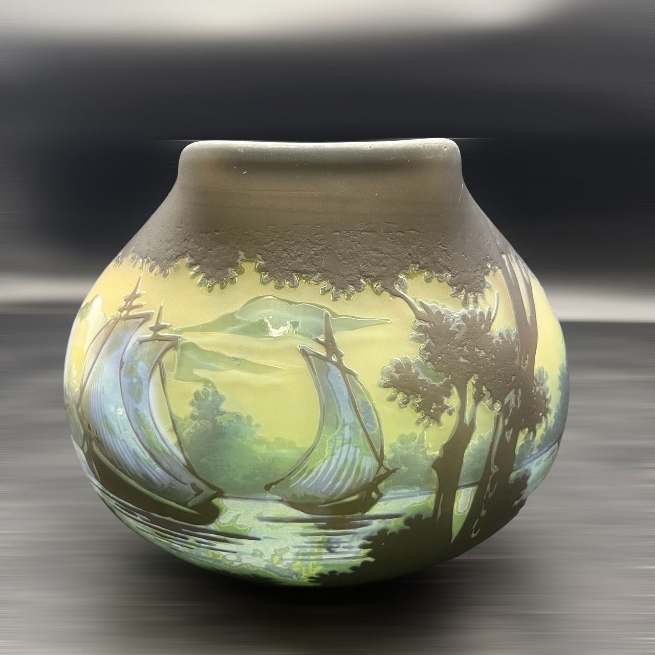 エミールガレボンボニエール 蓋つきカメオ彫り被せガラス高さ8cm