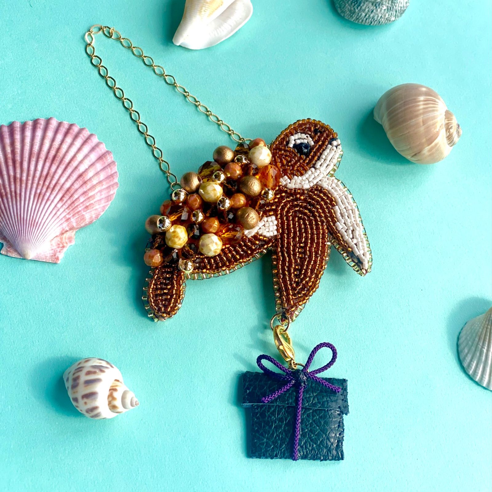 カササギ】ビッグサイズ ビーズ刺繍ブローチバッグチャーム ビーズ刺繍