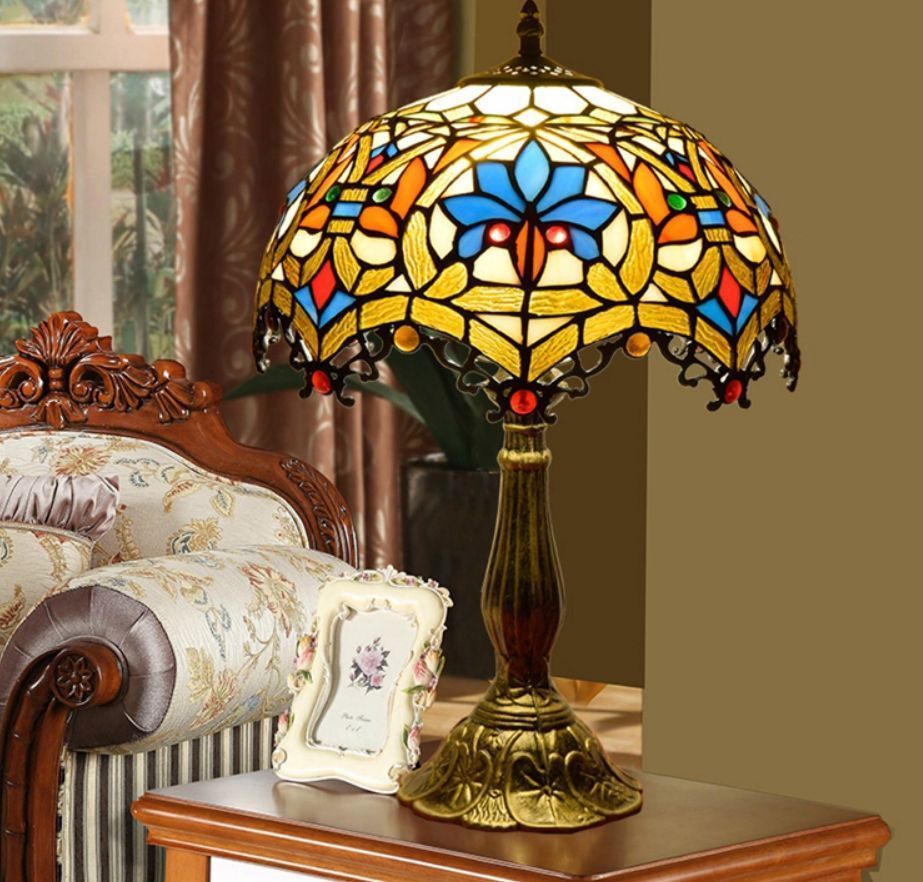 レトロな雰囲気漂うステンドグラスの照明、アンティーク調のおしゃれな