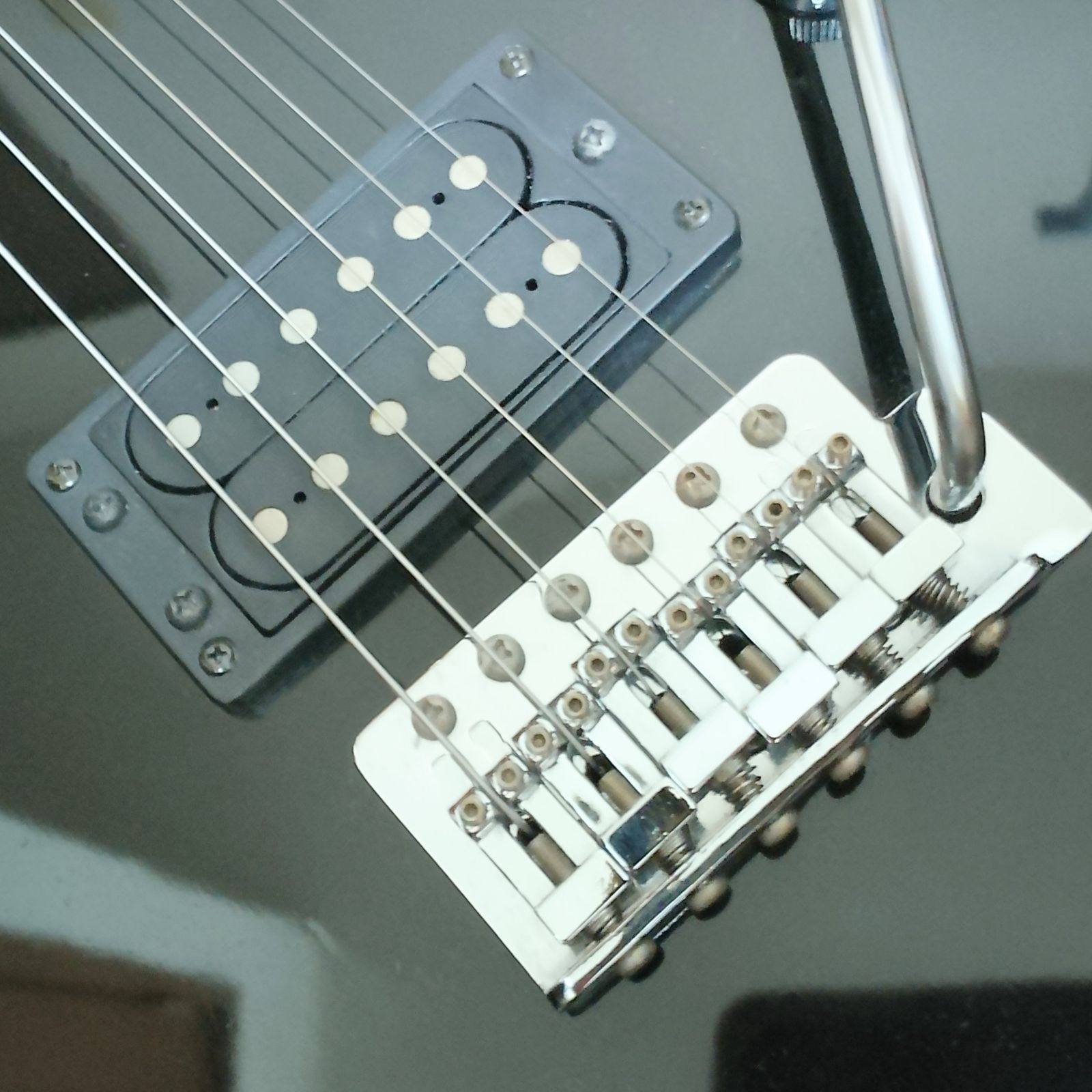 Birth KY-01 エレキギター トレモロユニット搭載 弦は新品に交換済み