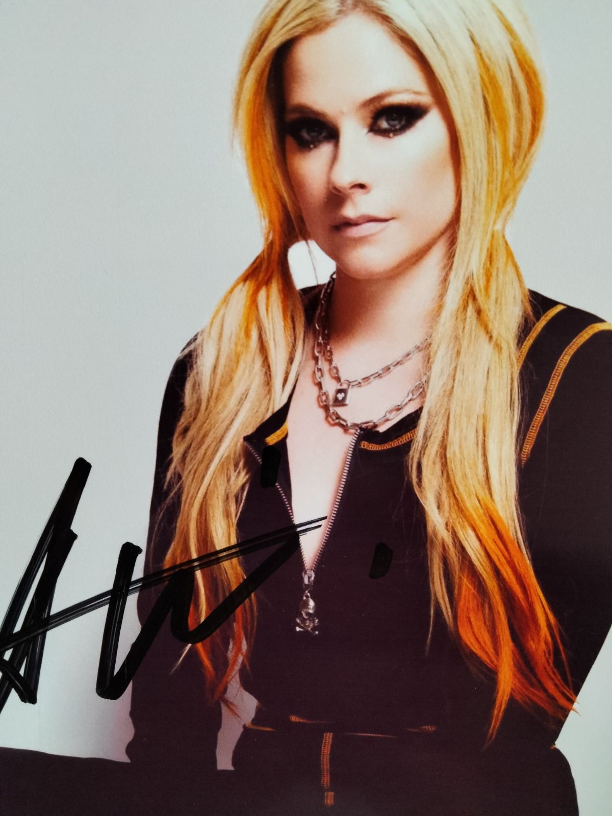 アヴリルラヴィーン 直筆サイン 写真 アヴリル・ラヴィーン直筆サイン