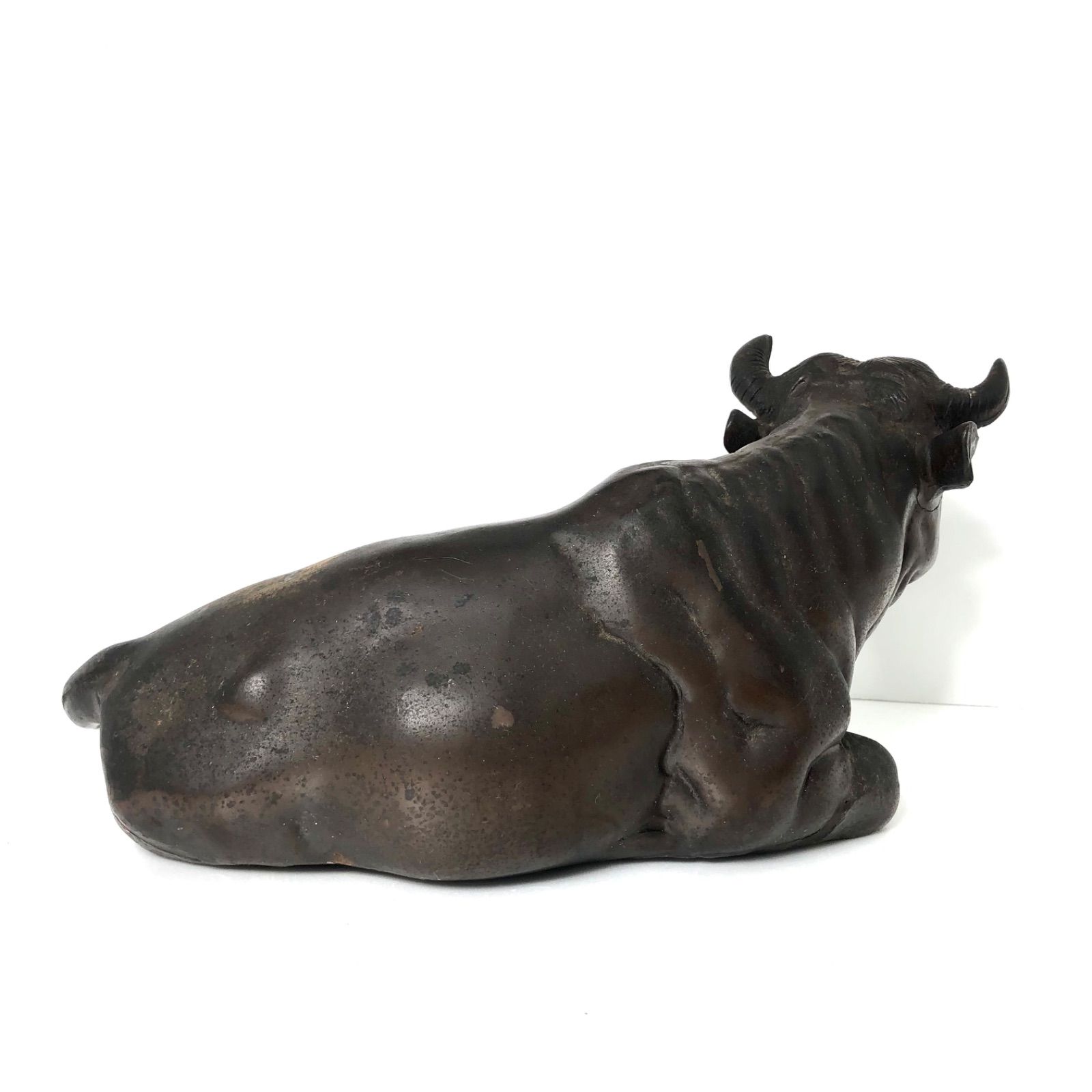 ②牛 美術工芸品「座る牛」彫刻 在銘「呂」丑 オブジェ 置物 牛 金属