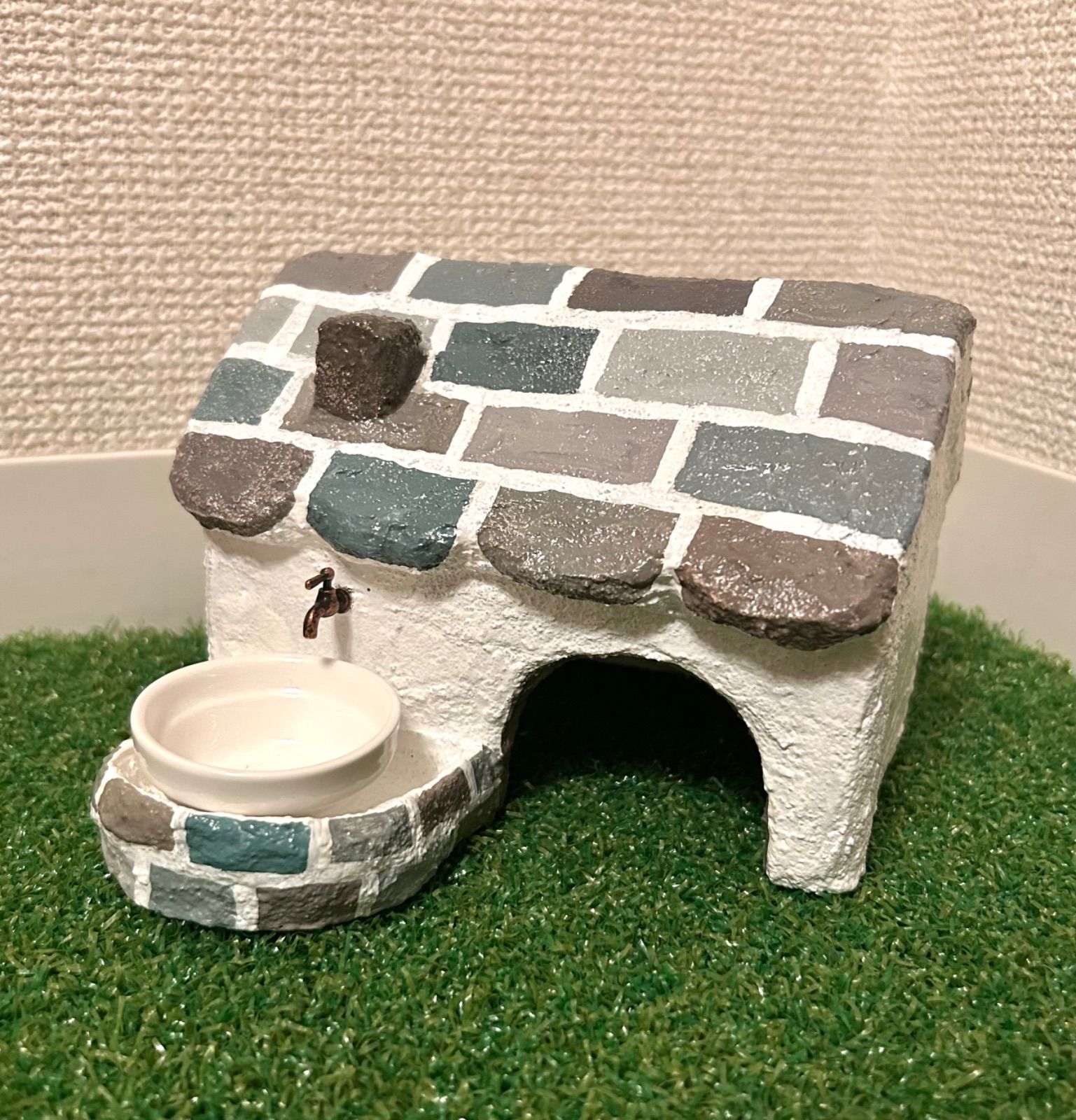 爬虫類シェルター 345 白マット×黒、ブルーとピンク、赤いヒトデ