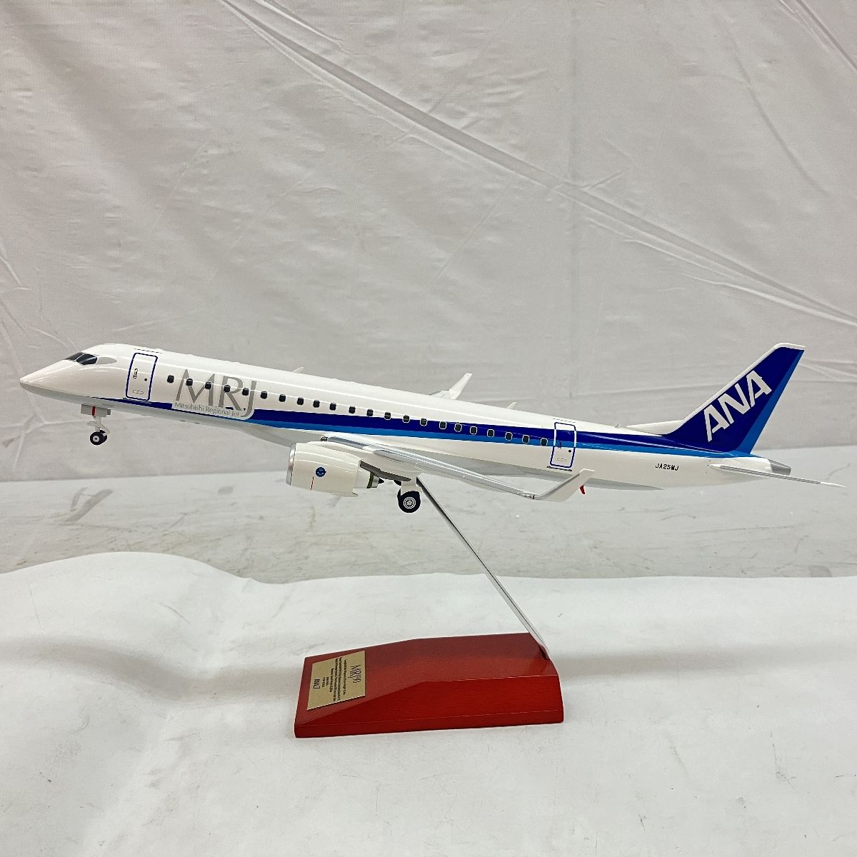ANA MRJ モデル 1/100 スケール 新品 PACMIN製 ANA MRJ モデル 1⁄100