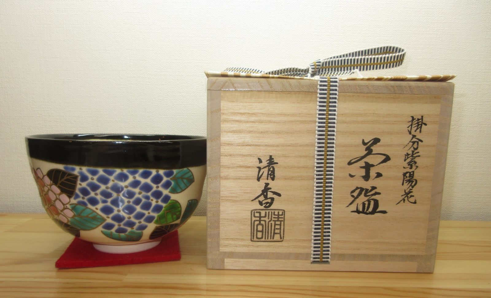 送料込【逢絢亭・新品】茶道具 茶碗 京焼 雛に花菱の図 伊坂