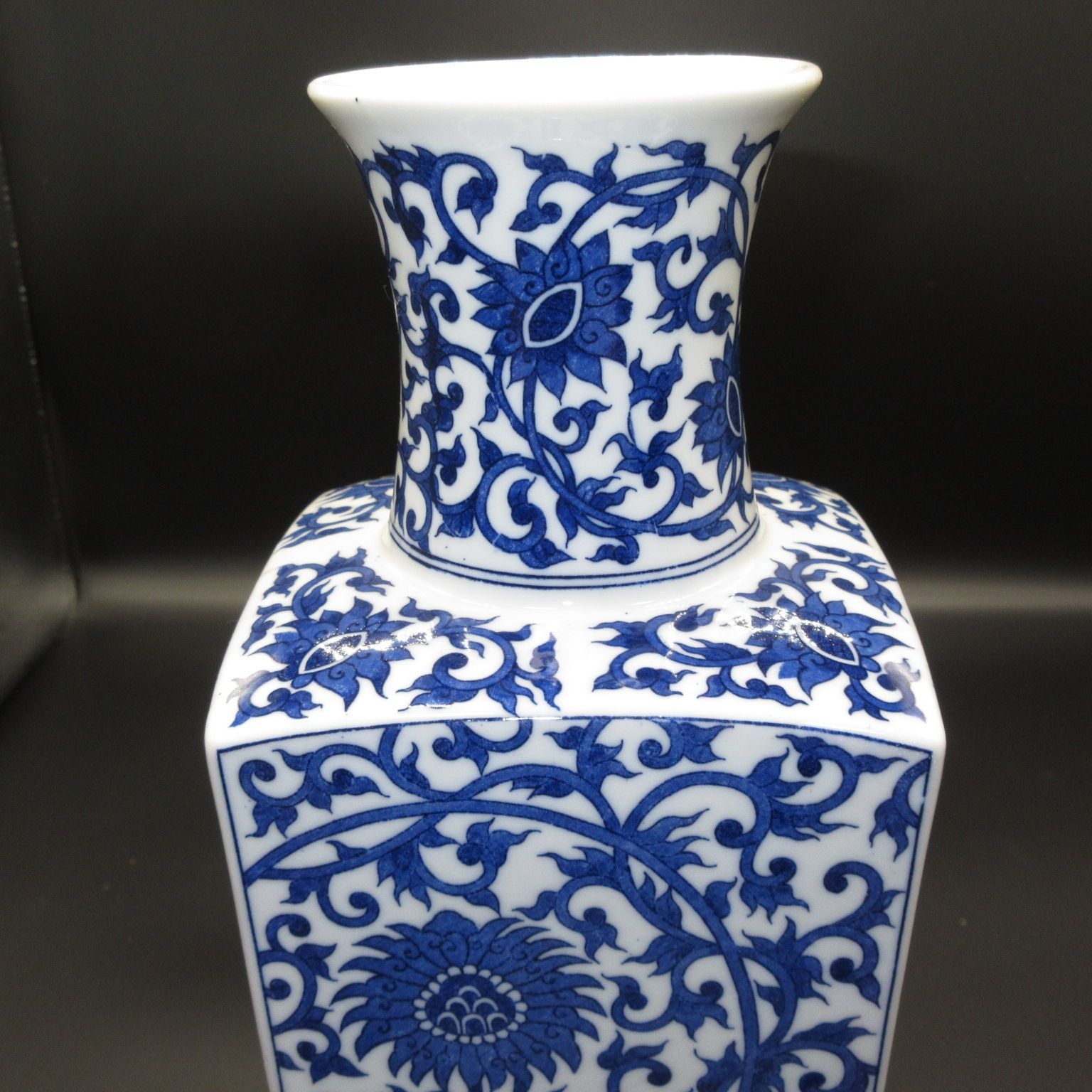 ☆陶磁器 染付唐草模様図 飾長花瓶 花生 花器 飾壺 壺 中国美術 輸入品