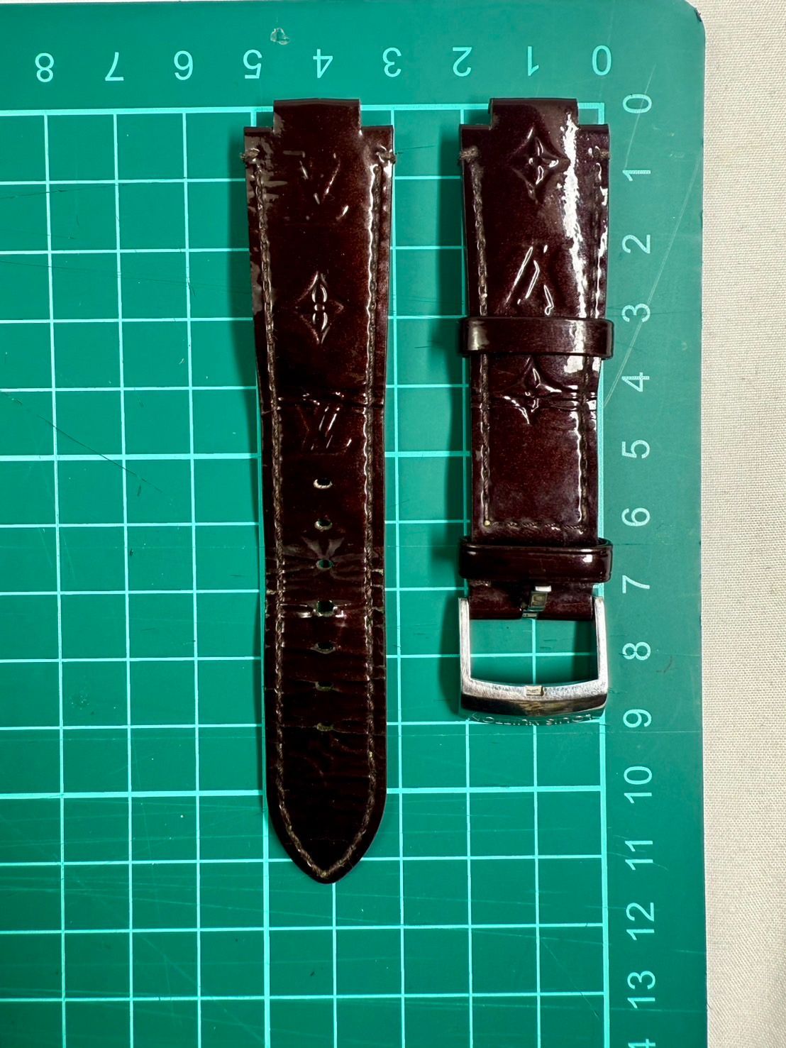 ルイヴィトン タンブール s モノグラム ヴェルニ レザーストラップ