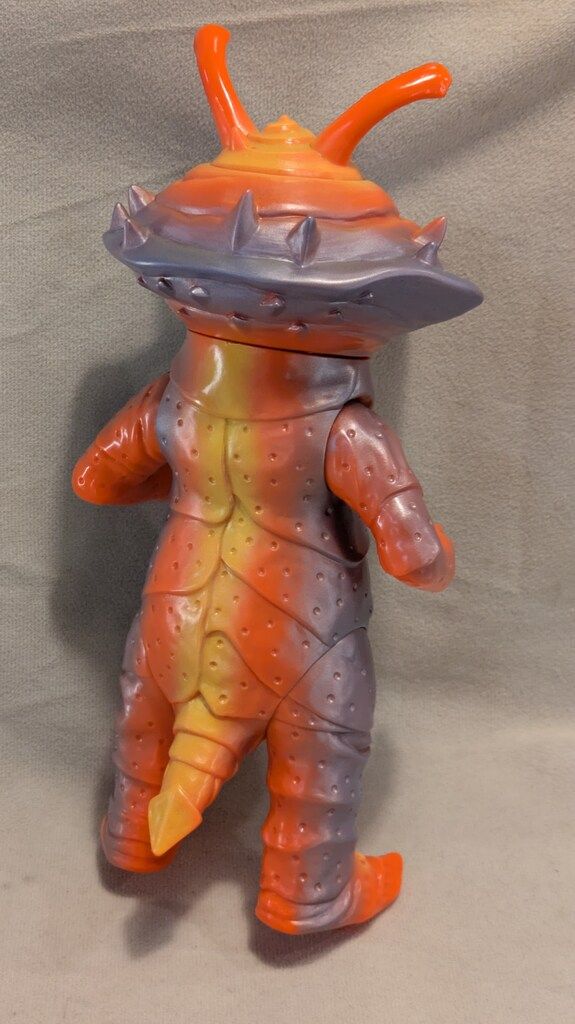 円谷コミュニケーションズ 怪獣郷 カネゴン 橙成型 高品質 黄、銀塗装