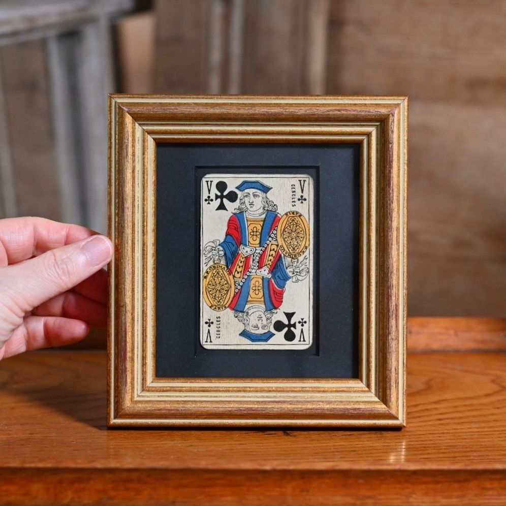 ヴィンテージフレーム「クローバーV」アンティークカードの1枚と