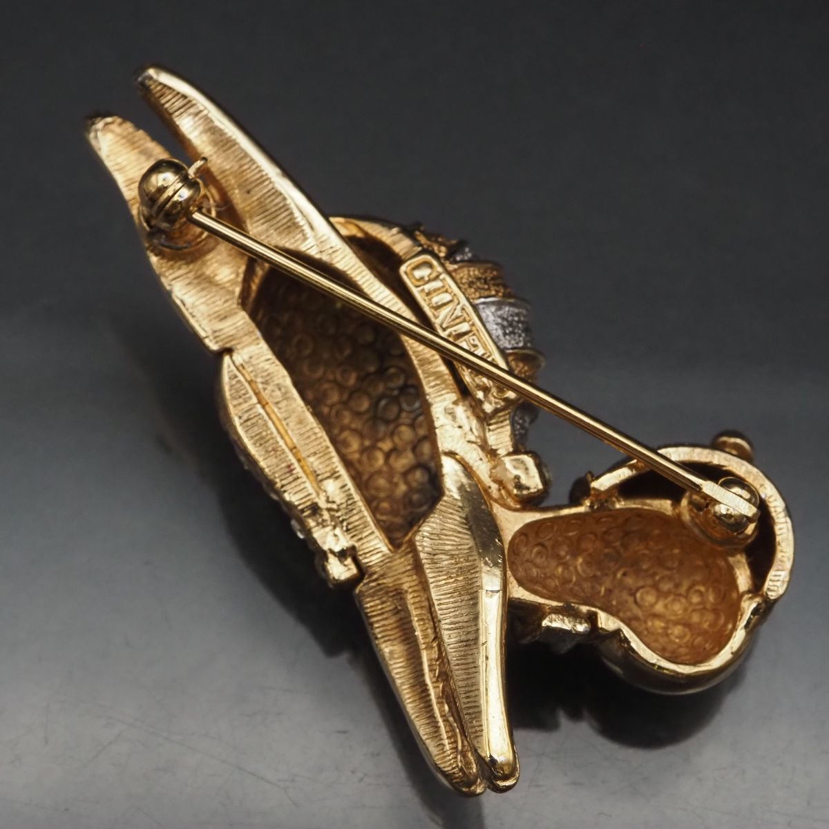 CINER カメ ブローチ