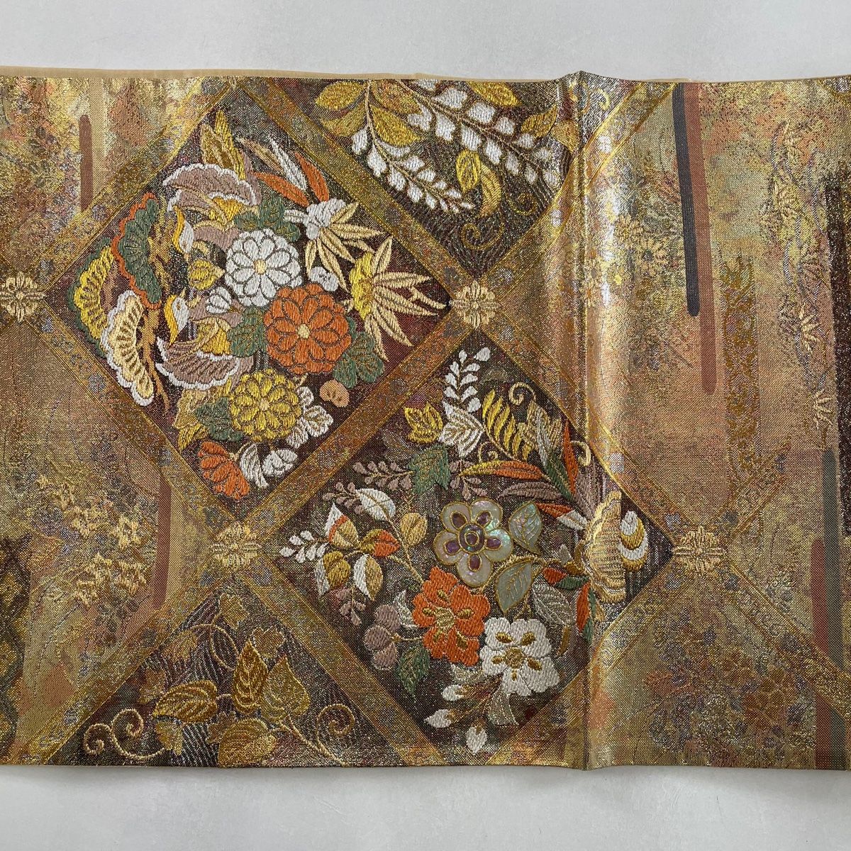 名古屋帯 秀品 紬地 草花 花唐草 相良刺繍 汕頭刺繍 茶色 正絹(仕立て