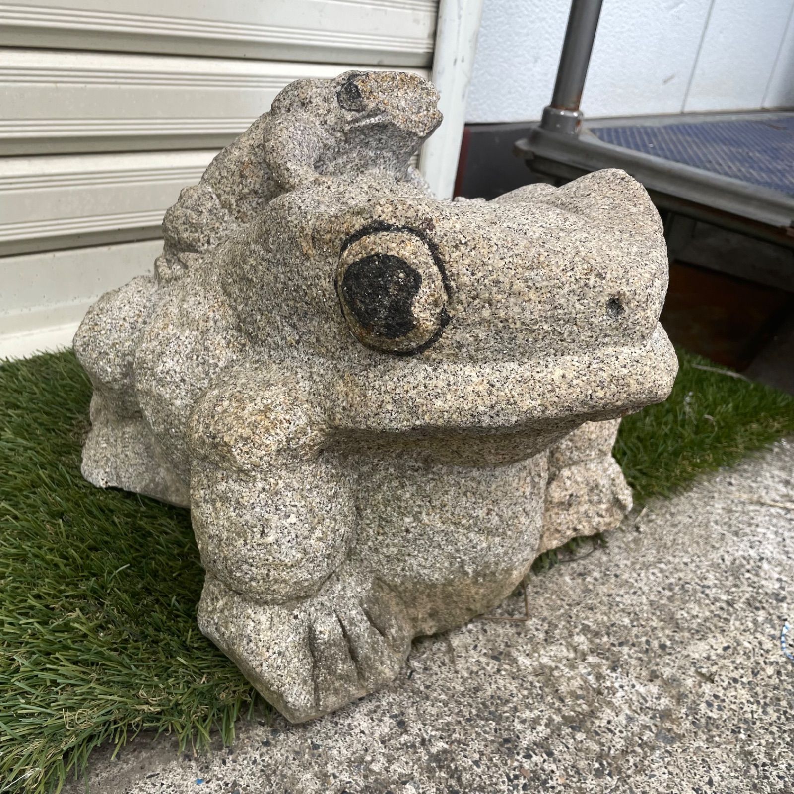 蛙 石蛙 カエル 置物 オブジェ 御影石 石像 石造 石彫 彫刻 庭石 庭