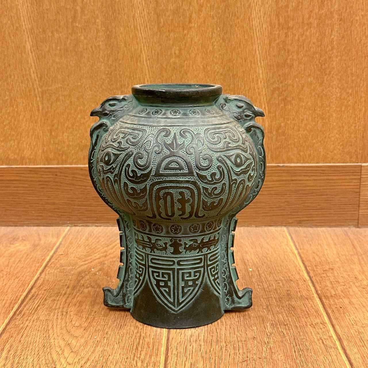 中国古美術 清 古銅大型陽刻『鳳凰祥瑞文』 尊式花生花器 葵口双耳 唐