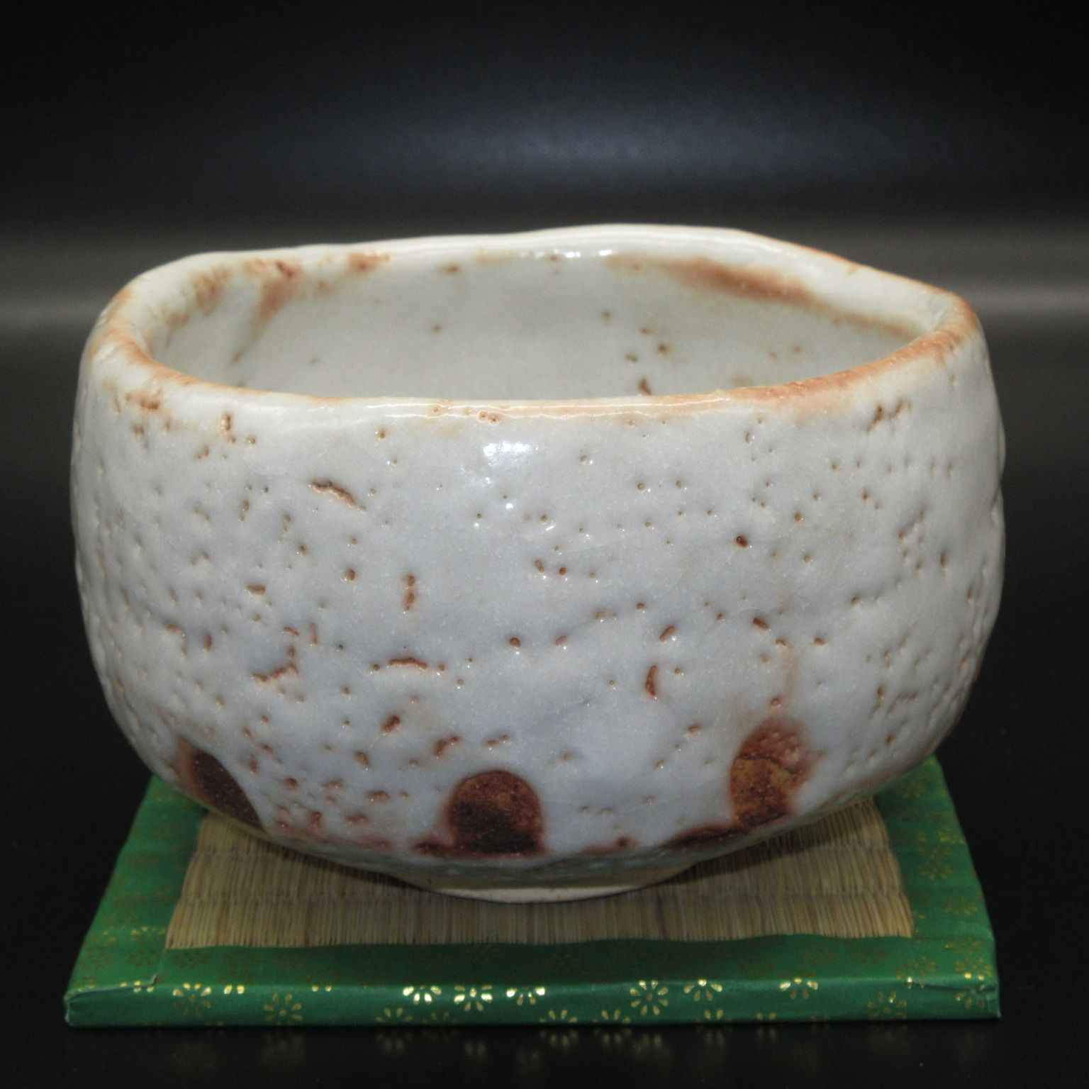 究極の美◾️蔵から桐箱に入った美しい蛇？が描かれた志野焼の抹茶茶碗