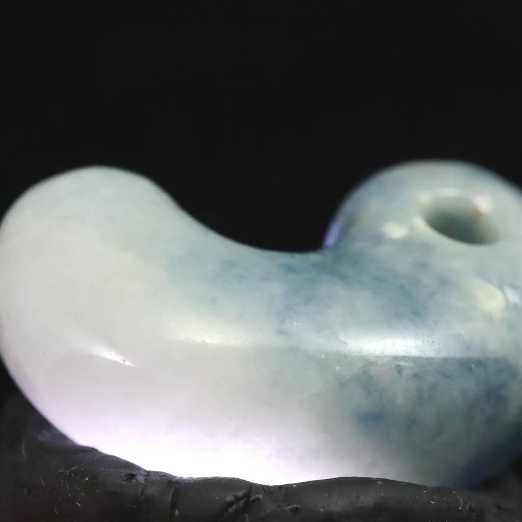 糸魚川翡翠 小滝産 33mm 勾玉 ブルー ディレクトリーカード付 16.19g