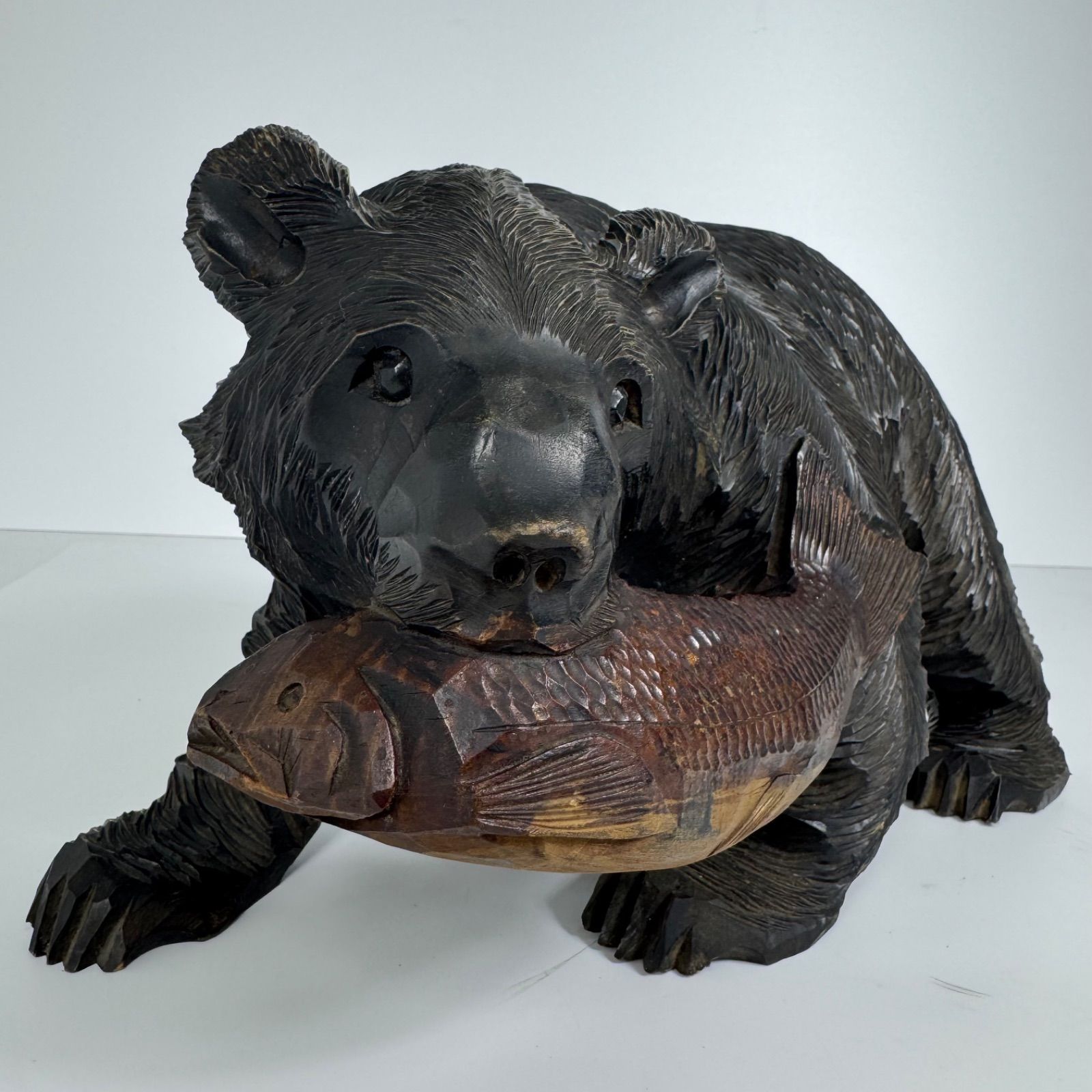 北海道伝統工芸 木彫りの熊 鮭くわえ彫刻 作家銘あり 彫刻アート 置物