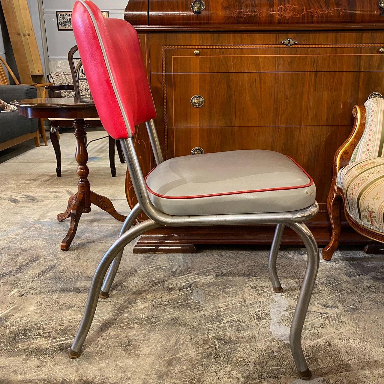 ポストモダンデザインの椅子 ミッドセンチュリー スペースエイジ