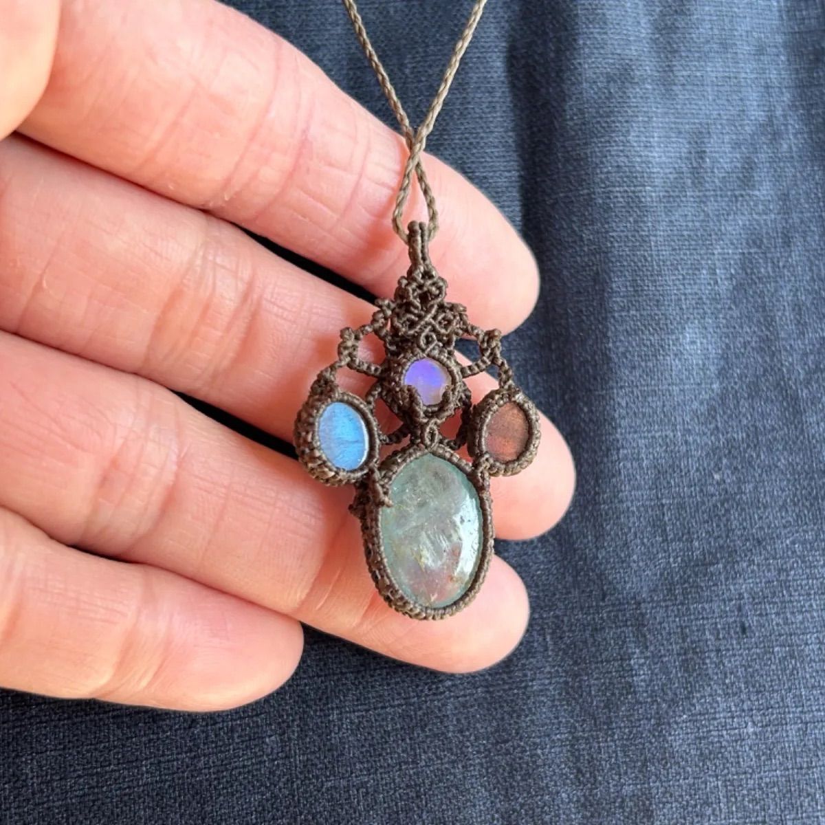 アクアマリンとラブラドライトのマクラメネックレス 節約