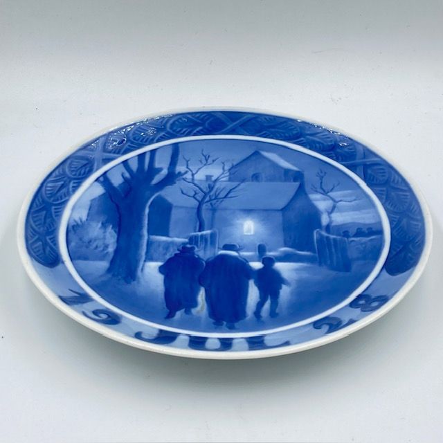 1928年ロイヤルコペンハーゲンイヤープレート「教会へ向かう牧師の家族」