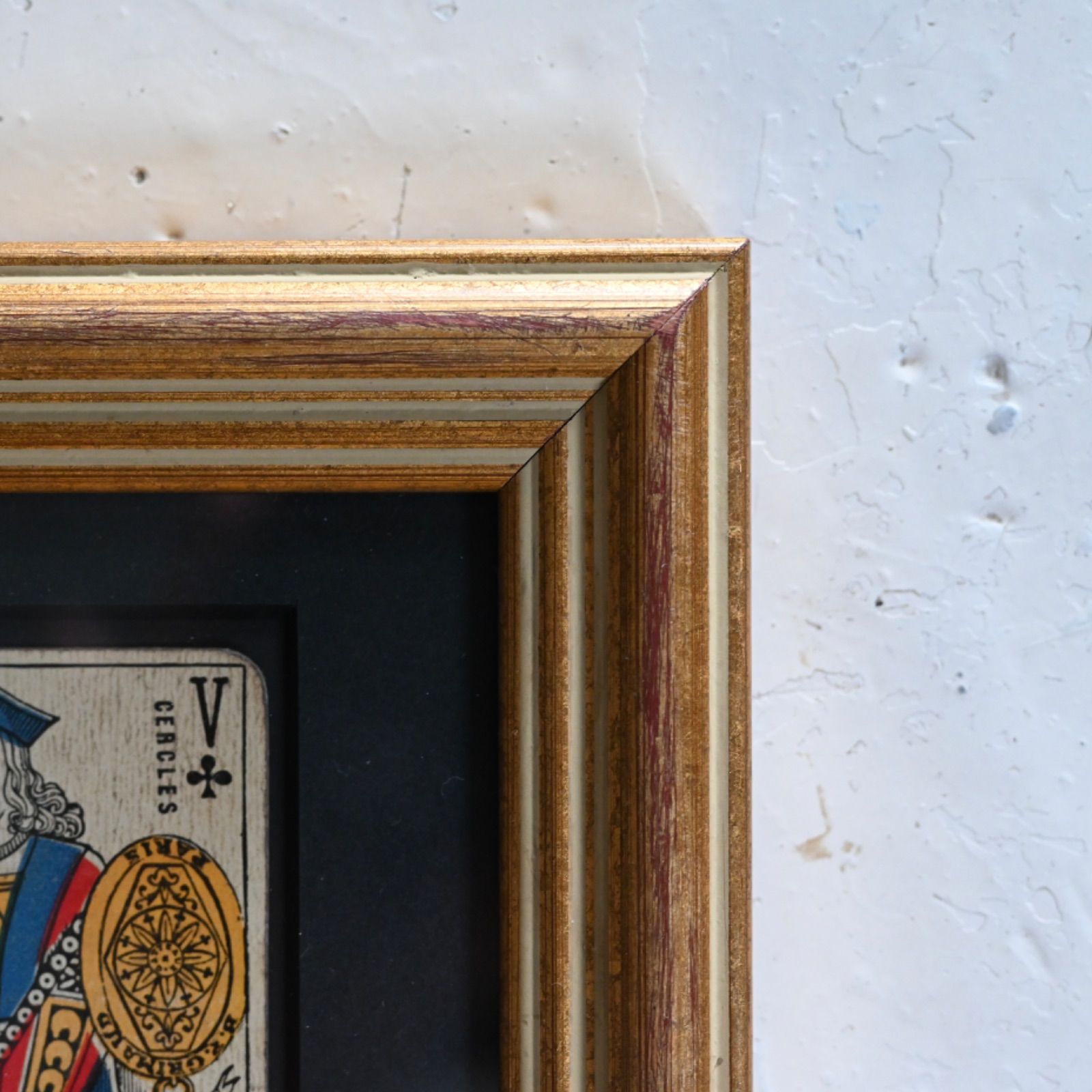 ヴィンテージフレーム「クローバーV」アンティークカードの1枚と