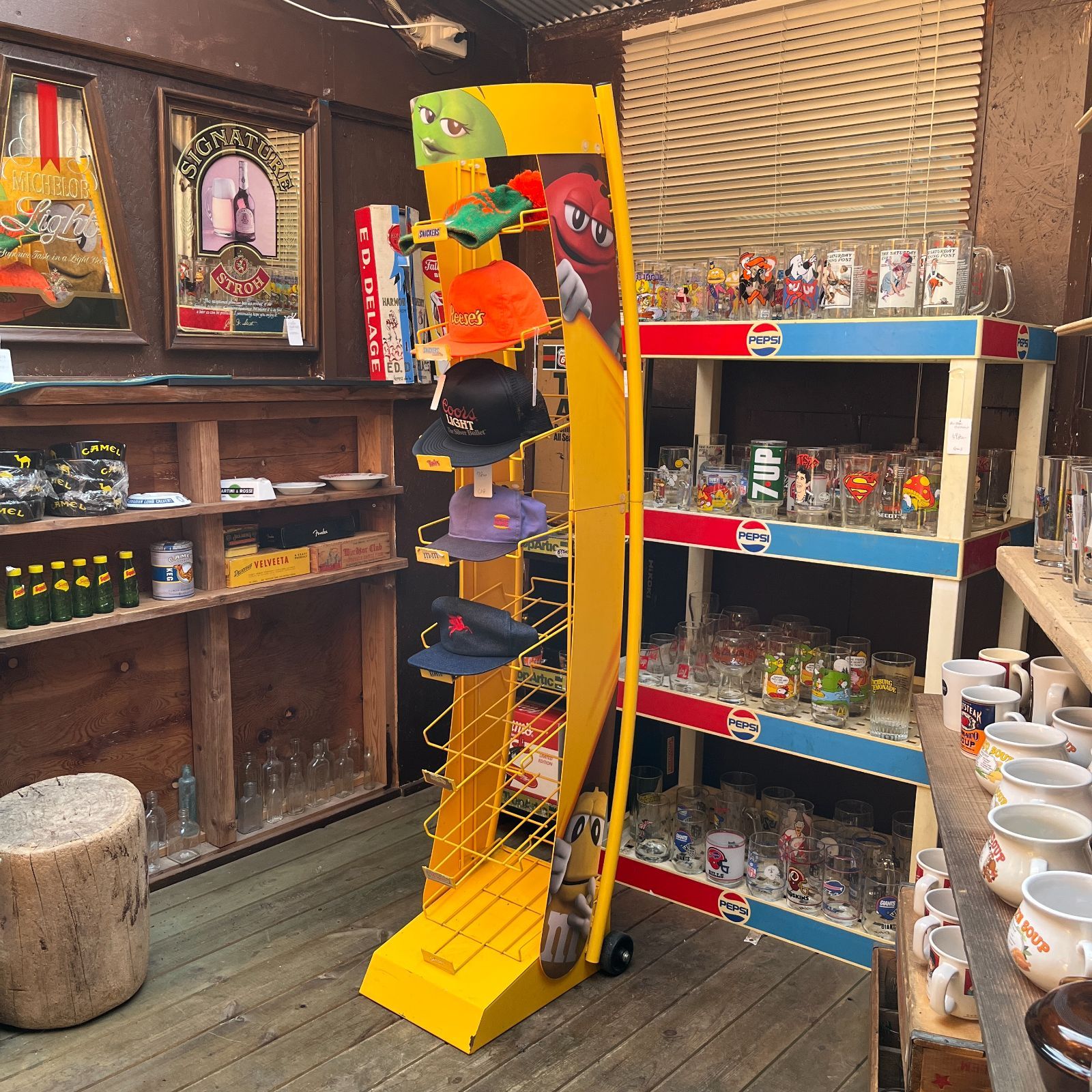 エムアンドエムズ ストアディスプレイ ラック シェルフ アメトイ 店舗