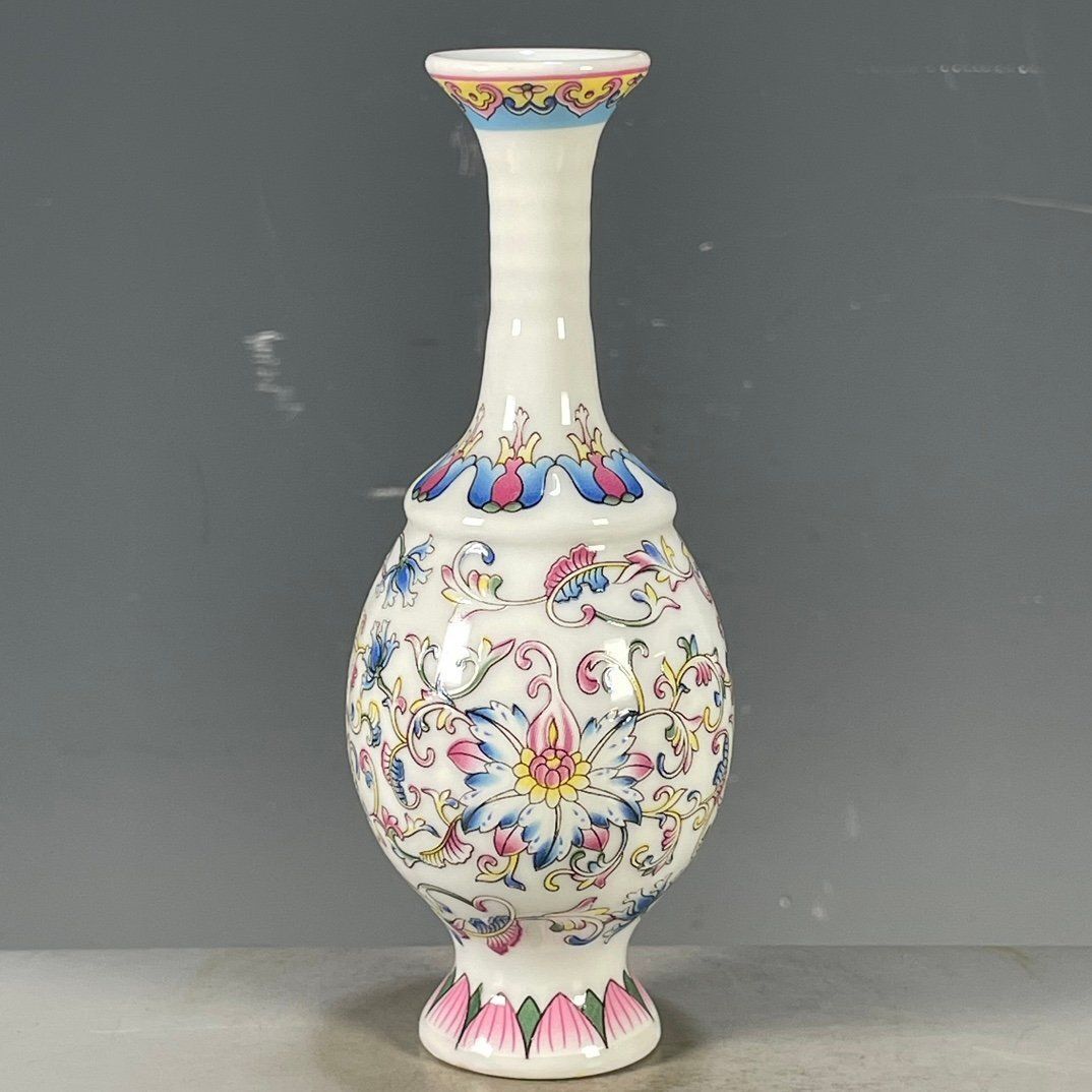 景徳鎮 青花纏枝蓮紋賞瓶 工芸品 陶磁器 装飾品 花瓶 花器 美術品 置物