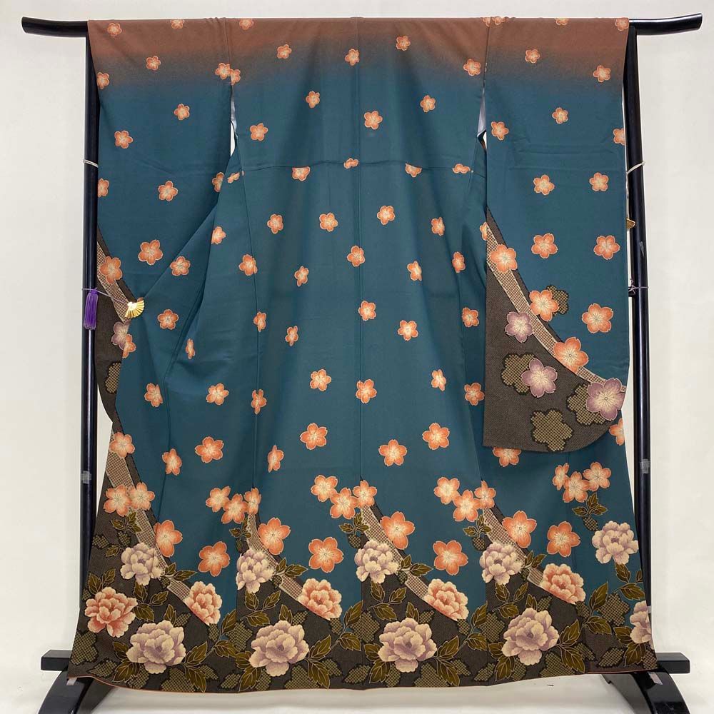 振袖（緑）、袴、（茶色）、帯（黒金）、フェザーショール（白、ピンク