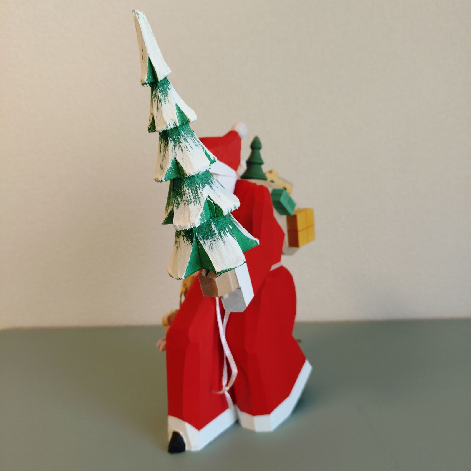 もみの木とプレゼントを持つサンタ ドイツ工芸品 木製 木彫り 手彫り