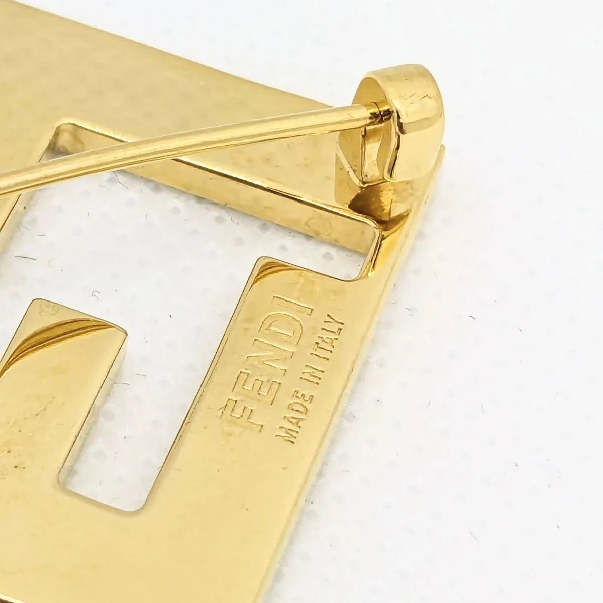 FENDI 美品□ブローチ フォーエバー FFロゴ ホワイト ゴールド