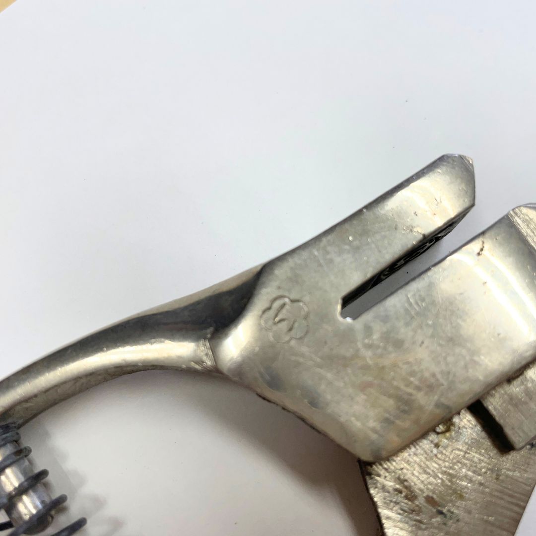 昭和レトロ】岩田製 切符切り 検札鋏 花枠 「い」（国鉄 改札鋏／切符