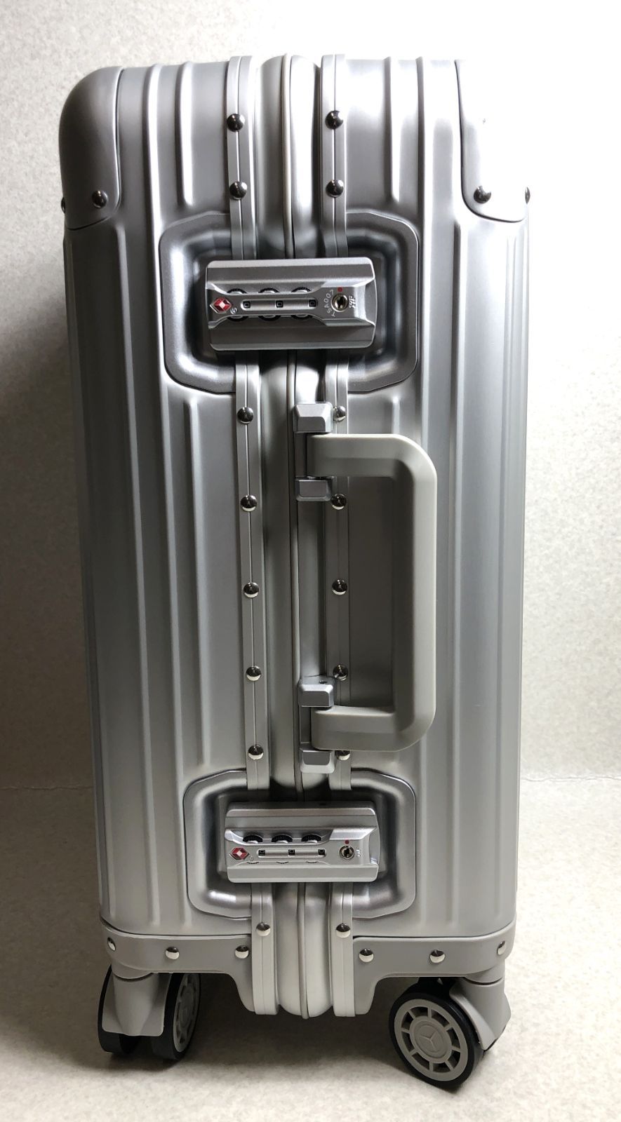 メルセデスベンツ シルバー キャリーケース 32ℓ 機内持ち込み可