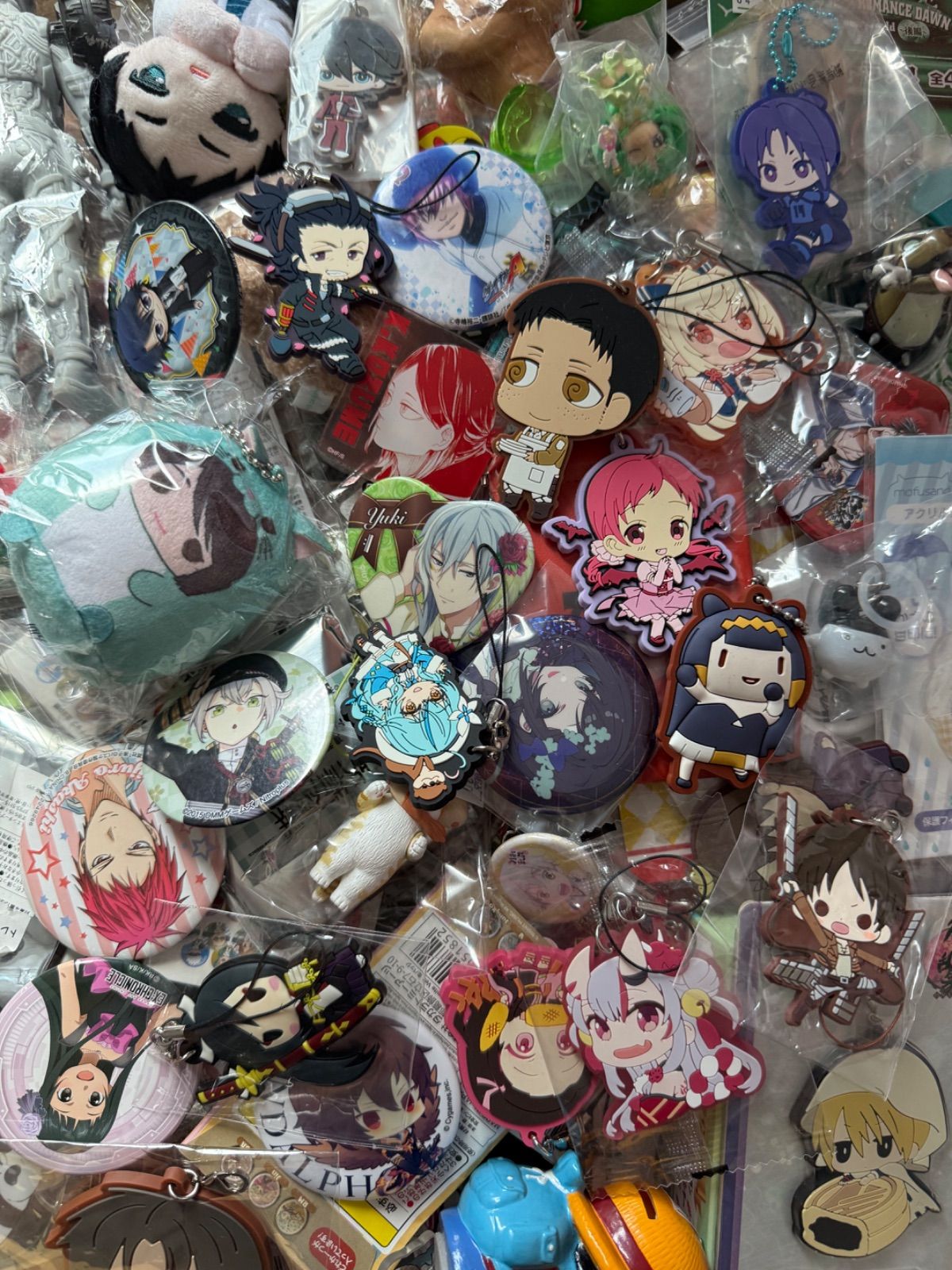 500 アニメグッズ まとめ売り 大量 缶バッジ キーホルダー アクスタ 紙