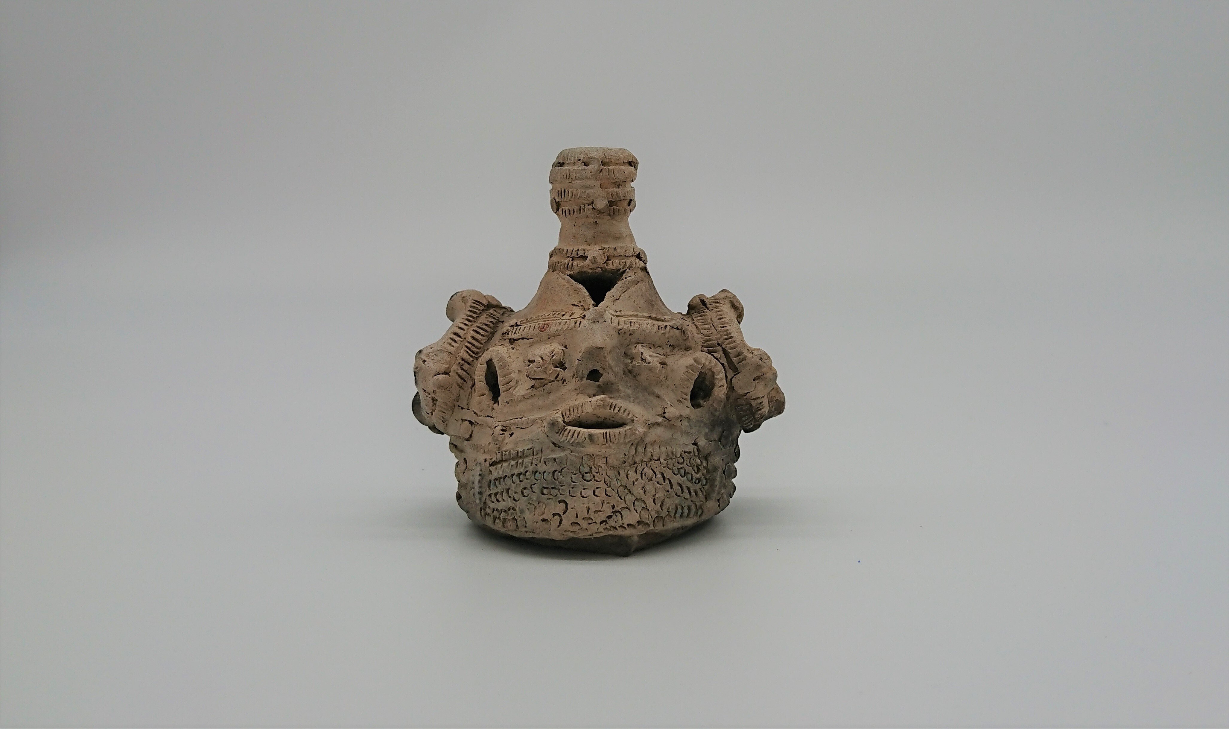 板状土偶の破片」です。 公式 ストア